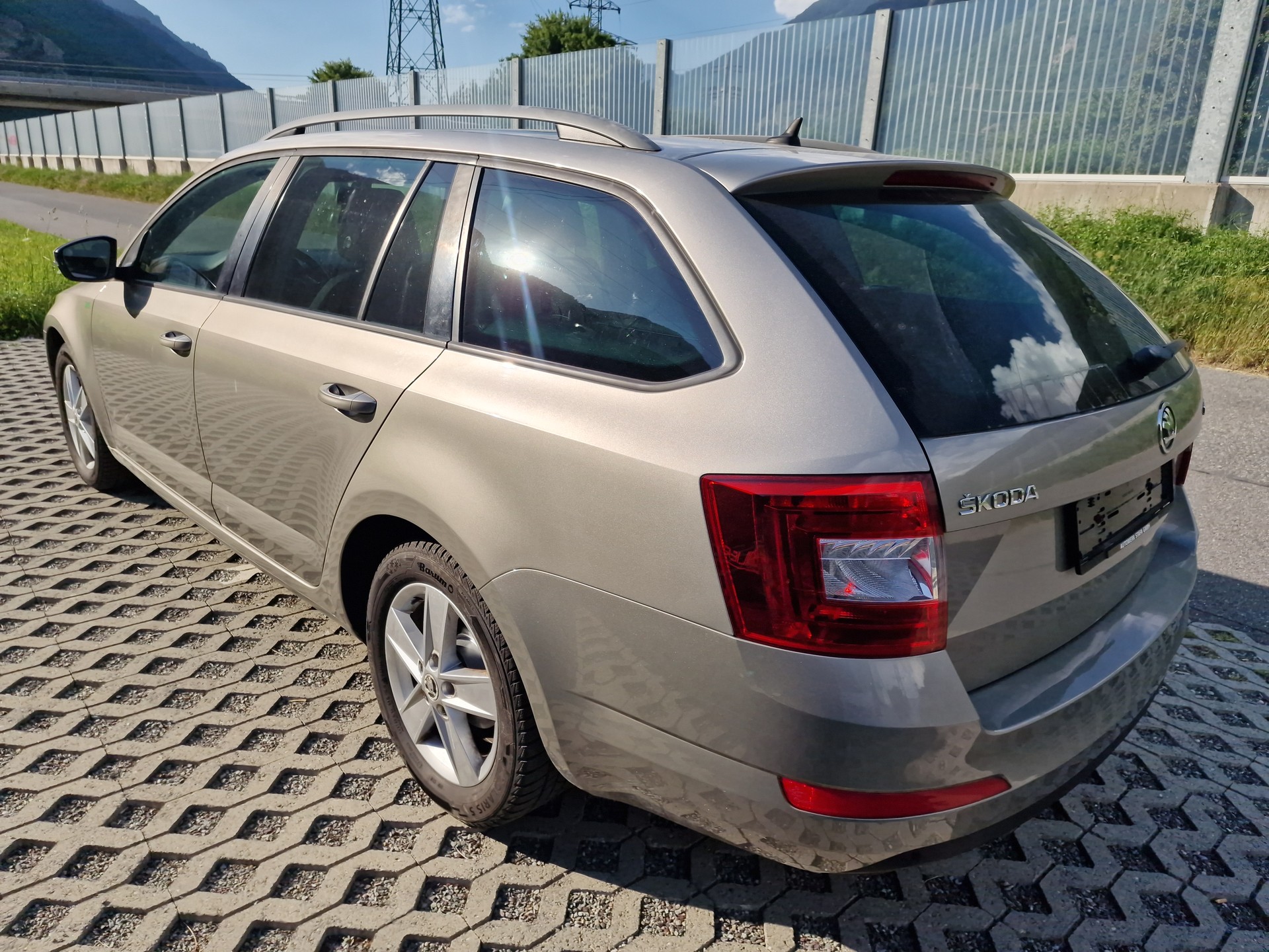 SKODA Octavia Combi 1.2 TSI Fresh-image-3