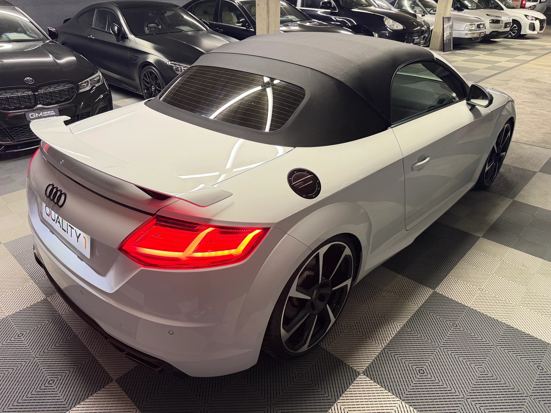 AUDI TT RS Roadster 2.5 TFSI quattro S-tronic-image-4
