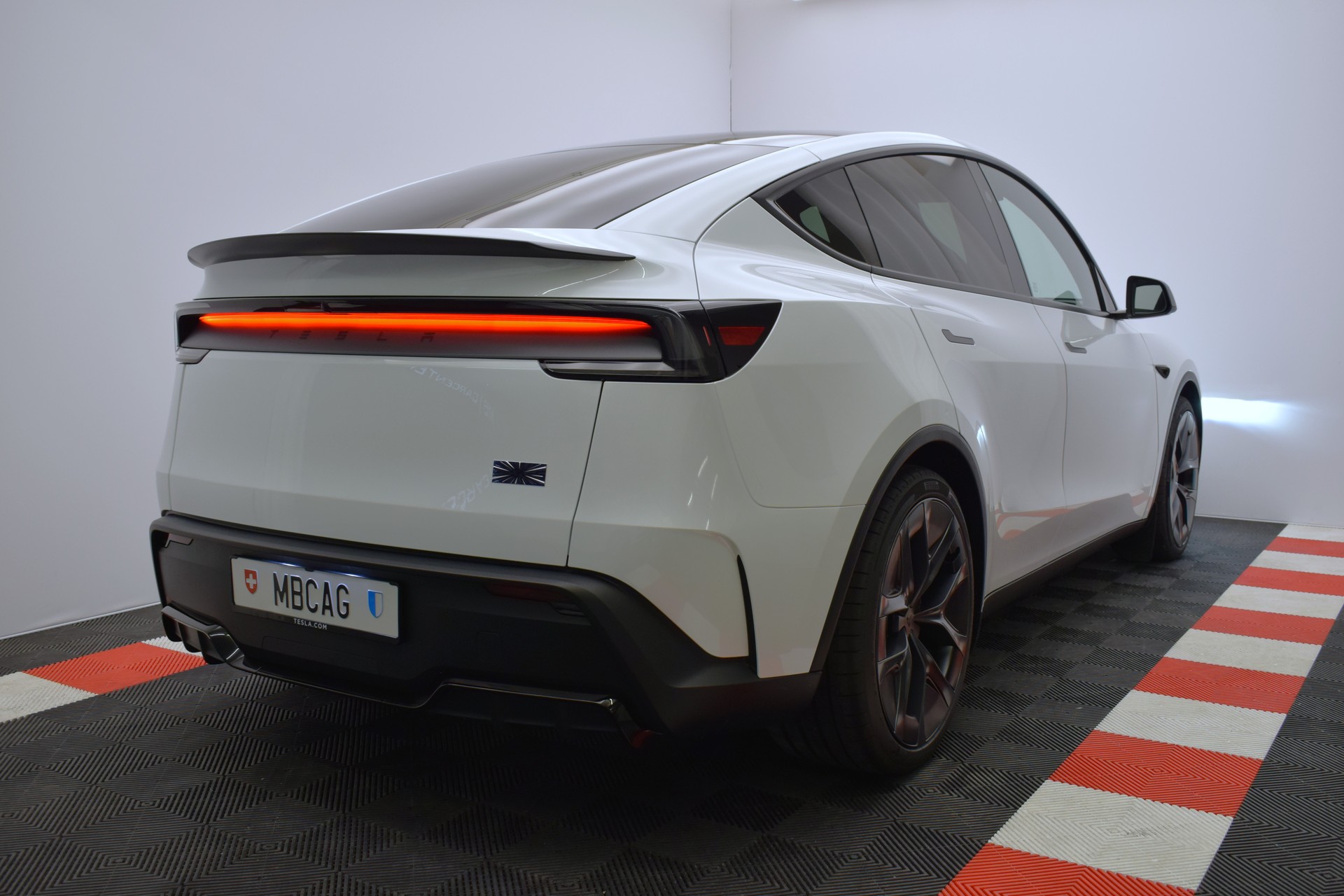 TESLA Model Y Performance AWD 626PS, 21 Zoll, Carbon, Made in Berlin-image-8