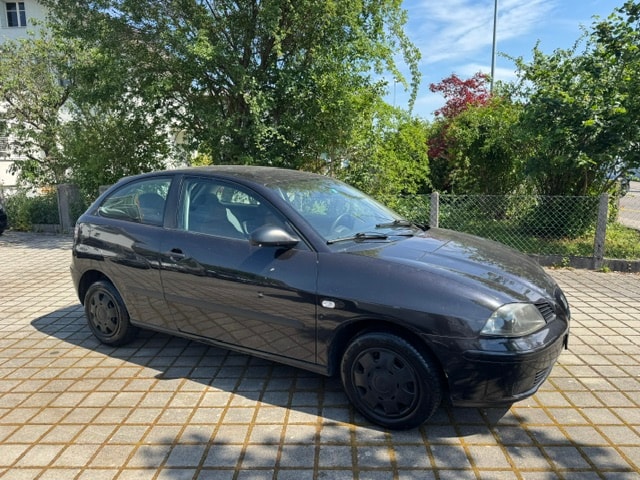 SEAT IBIZA-showroom-element-2
