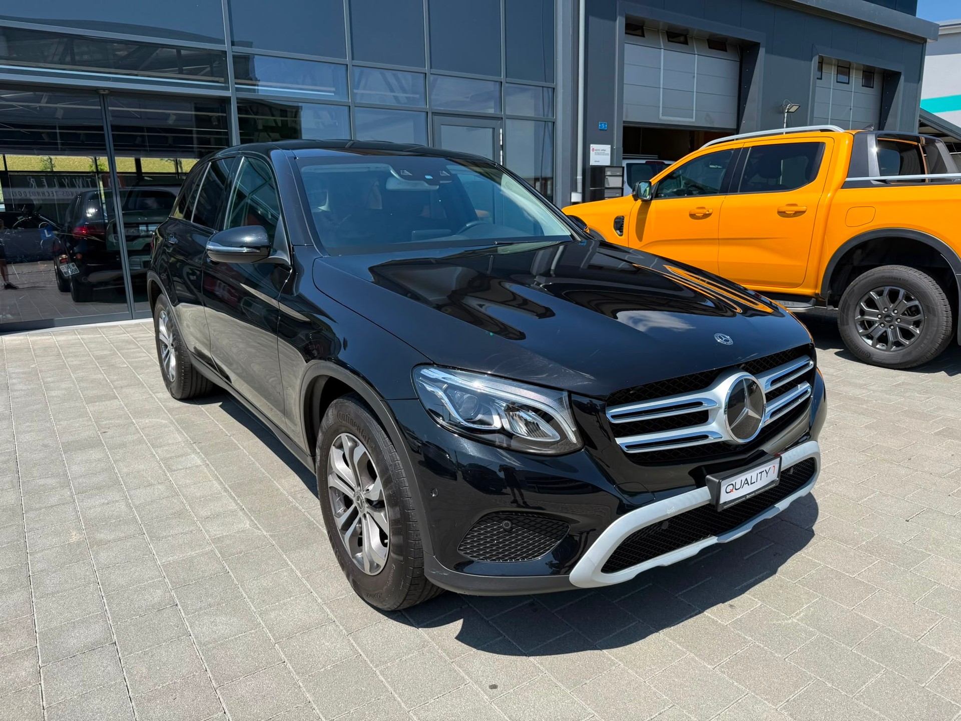 MERCEDES-BENZ GLC 250 4Matic 9G-Tronic-showroom-element-3