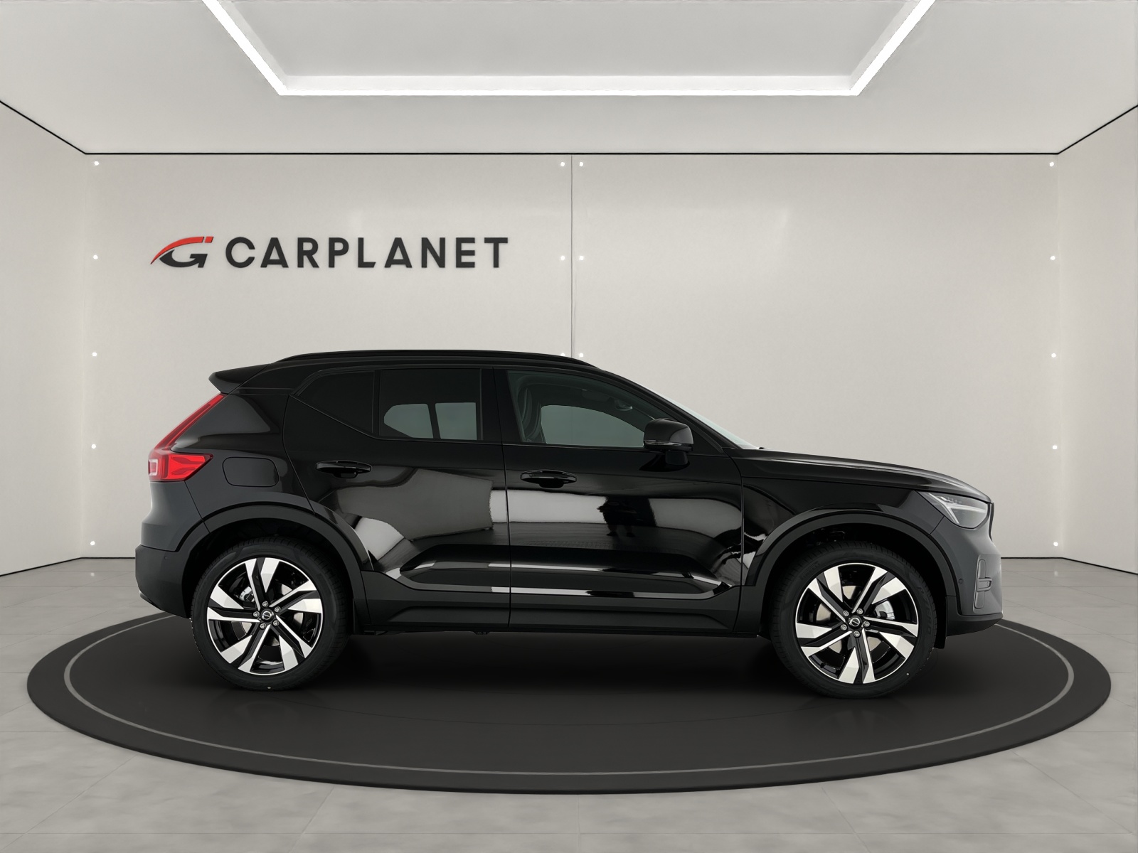 VOLVO XC40 2.0 B3 MH Plus Dark-showroom-element-1