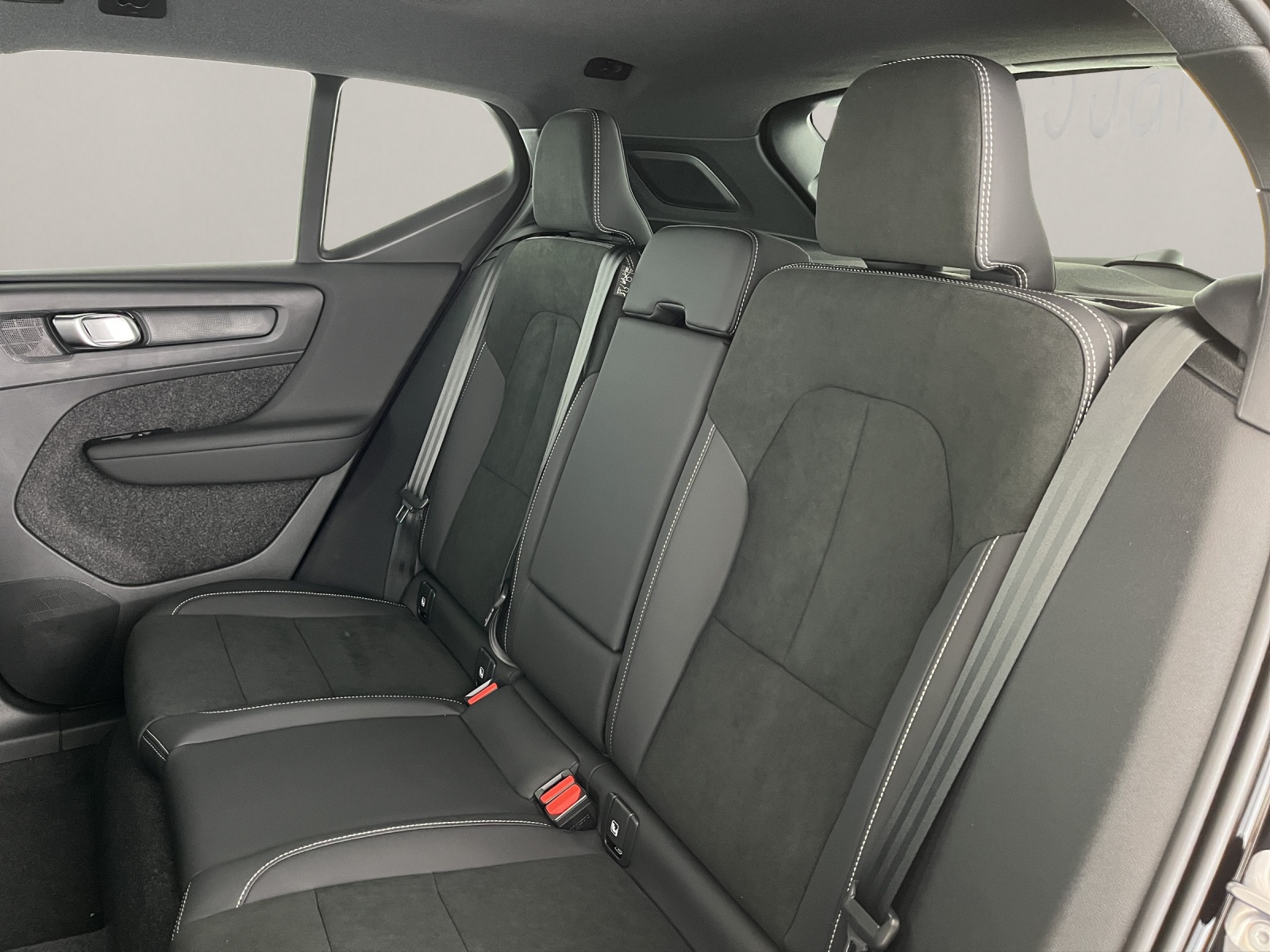 VOLVO XC40 2.0 B3 MH Plus Dark-image-11
