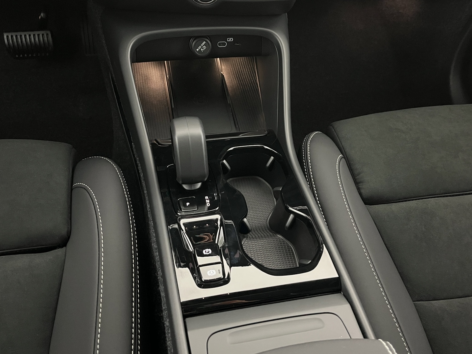 VOLVO XC40 2.0 B3 MH Plus Dark-image-15