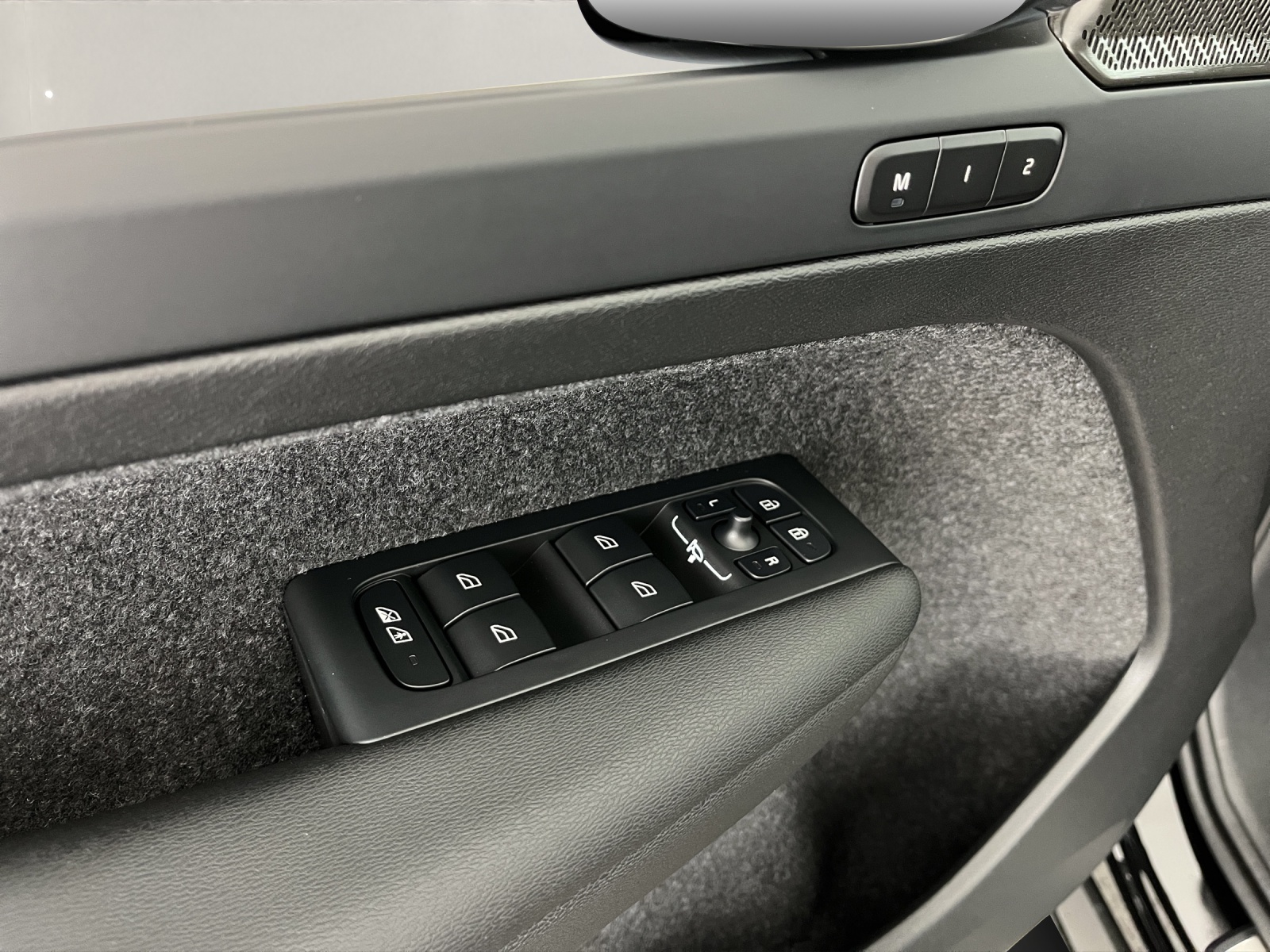 VOLVO XC40 2.0 B3 MH Plus Dark-image-16