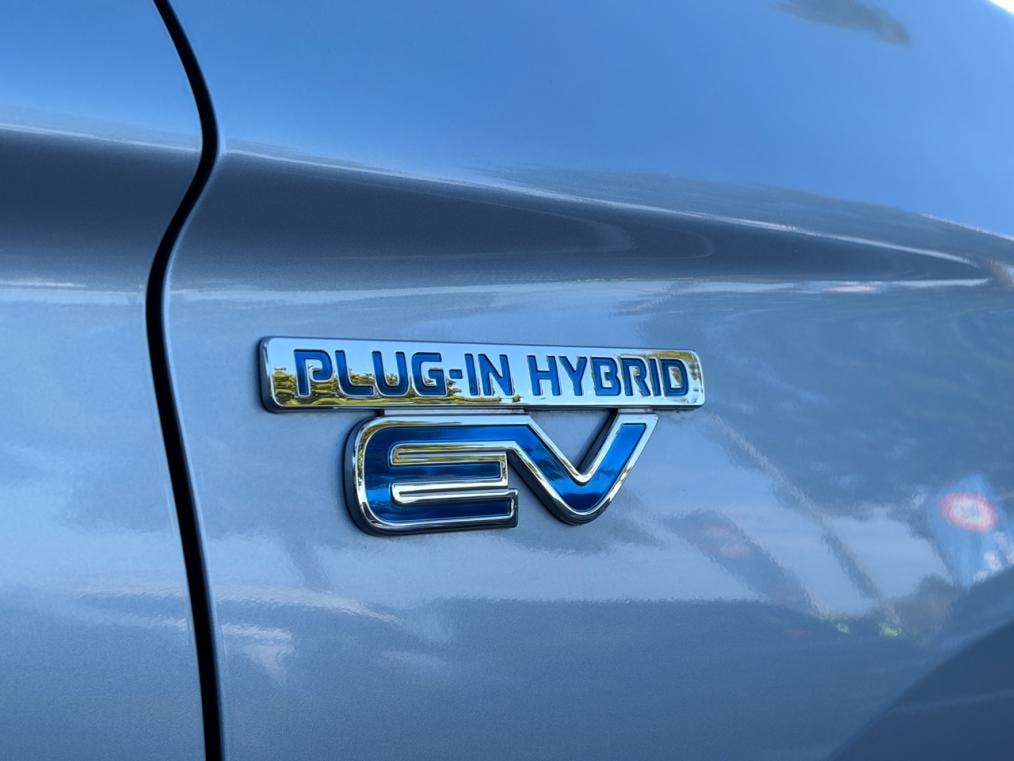 MITSUBISHI Outlander 2.0 PHEV Intense-showroom-element-3