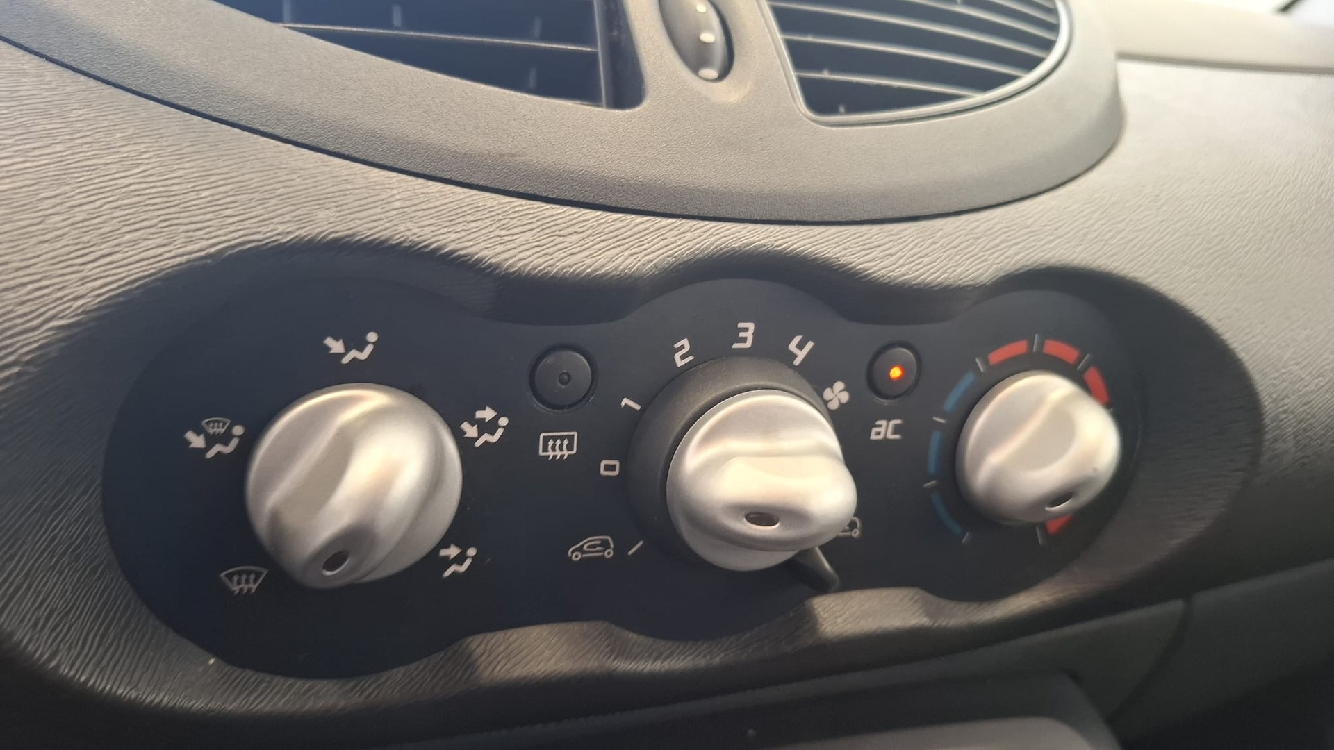 RENAULT Twingo 1.2 16V Initiale Quickshift-image-8