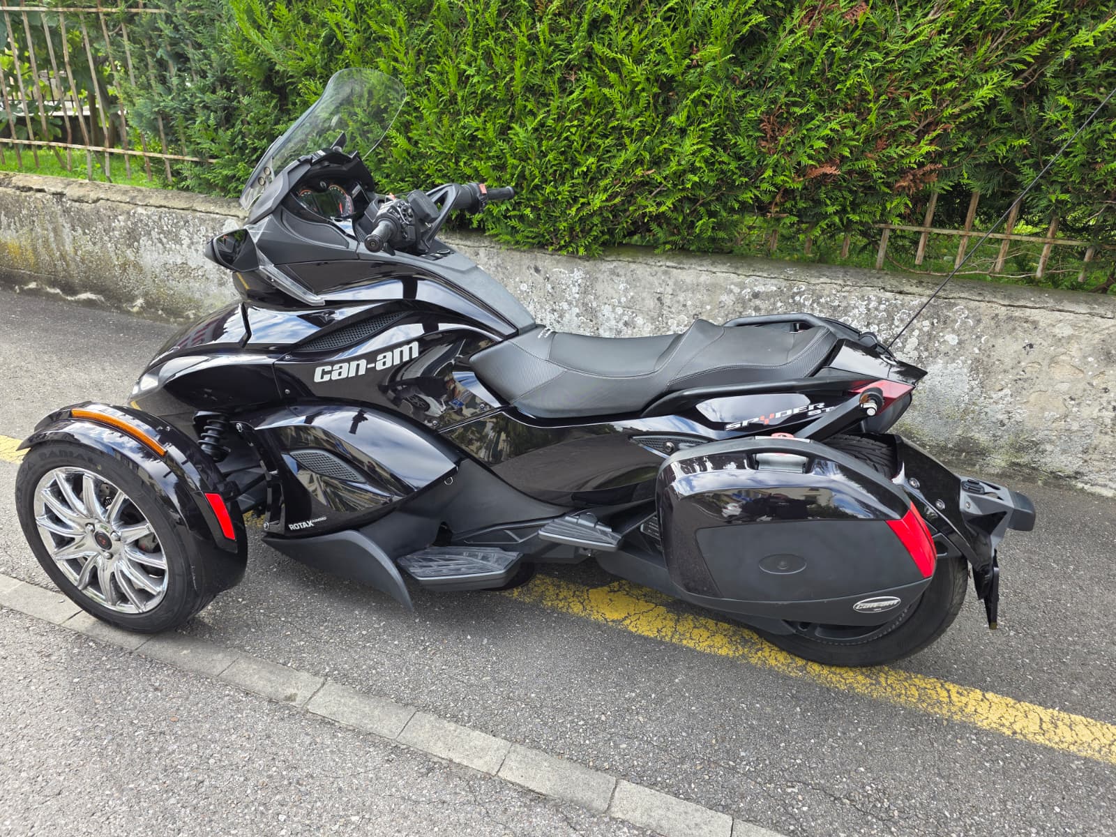 CAN-AM Spyder ST-image-1