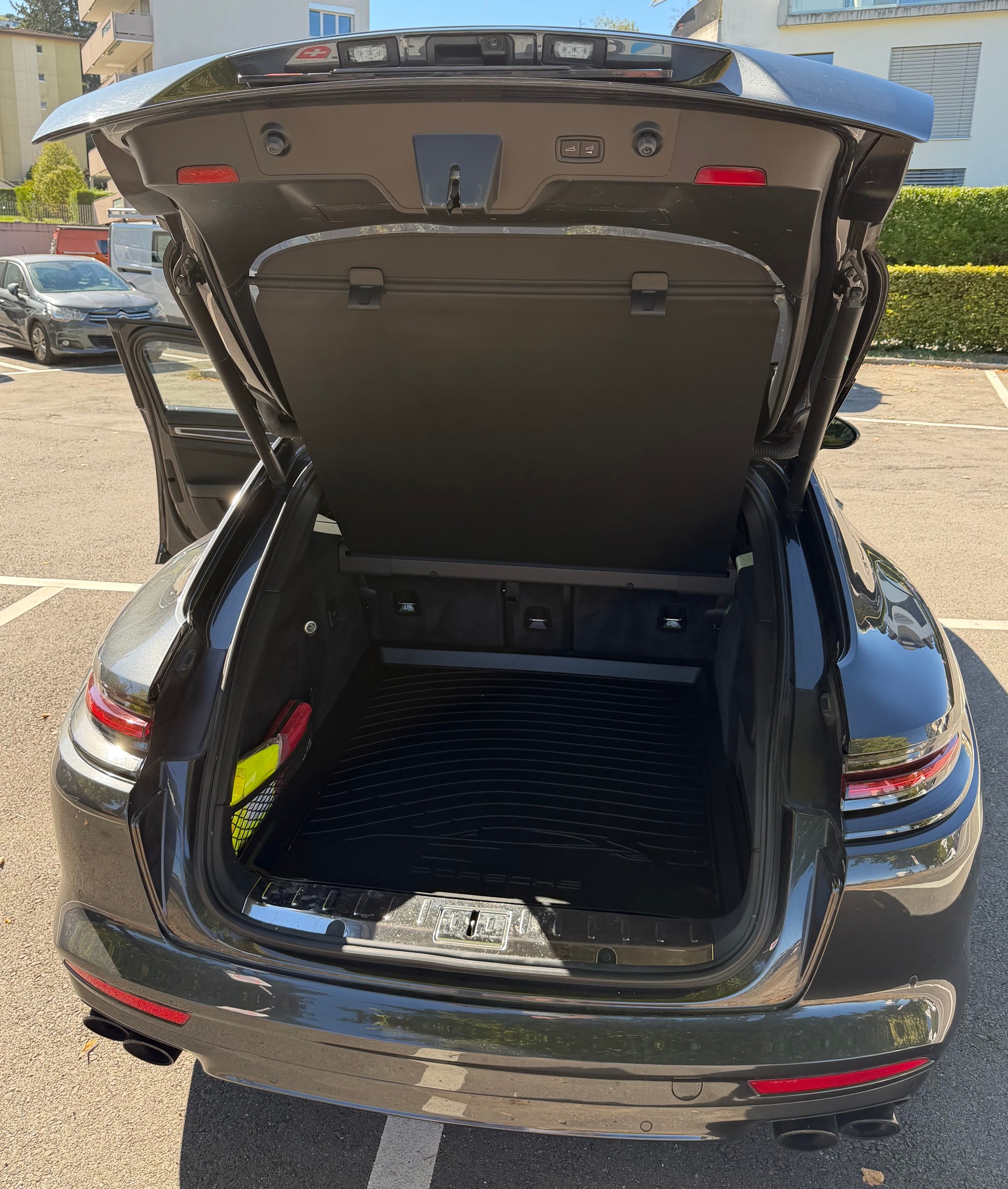 PORSCHE 4.0 V8 Turbo S E-Hybrid Sport Turismo-image-3