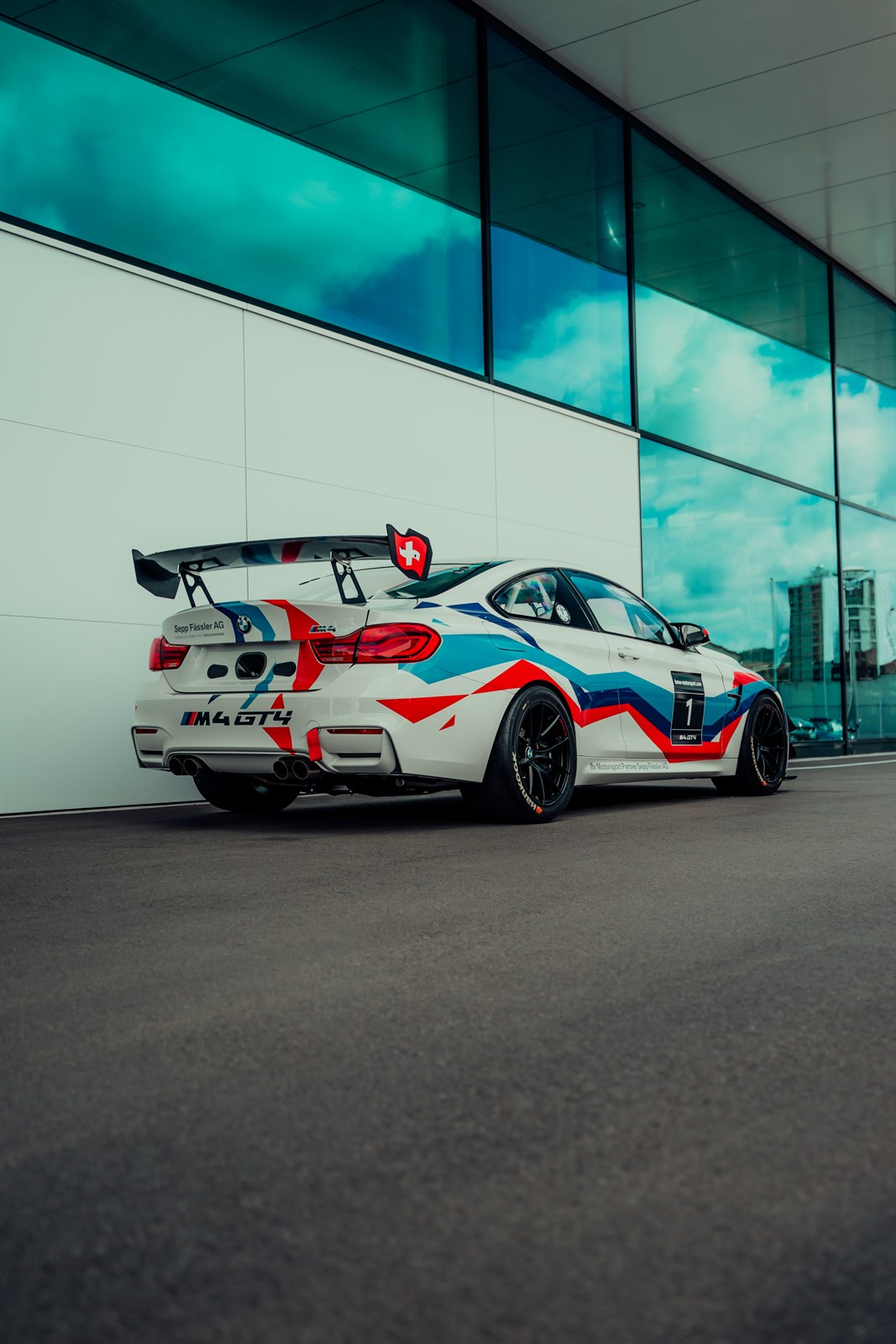 BMW M4 GT4 Rennfahrzeug-image-4