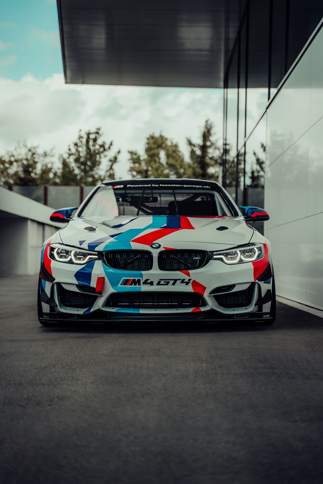 BMW M4 GT4 Rennfahrzeug-showroom-element-1