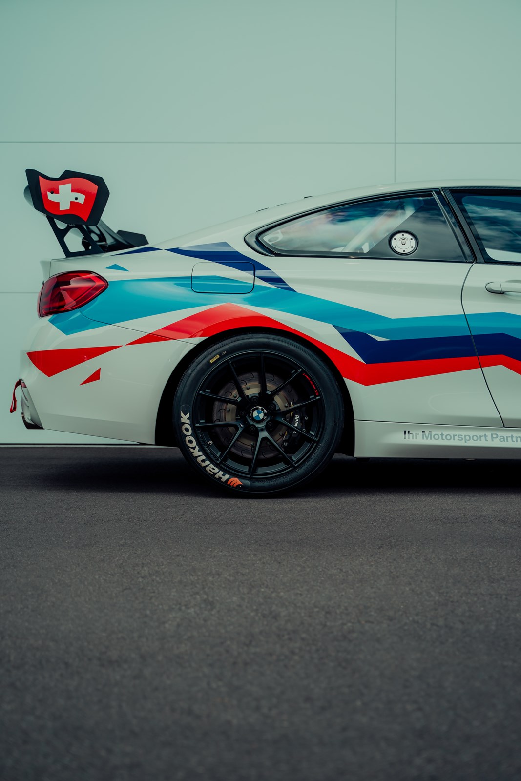 BMW M4 GT4 Rennfahrzeug-showroom-element-3