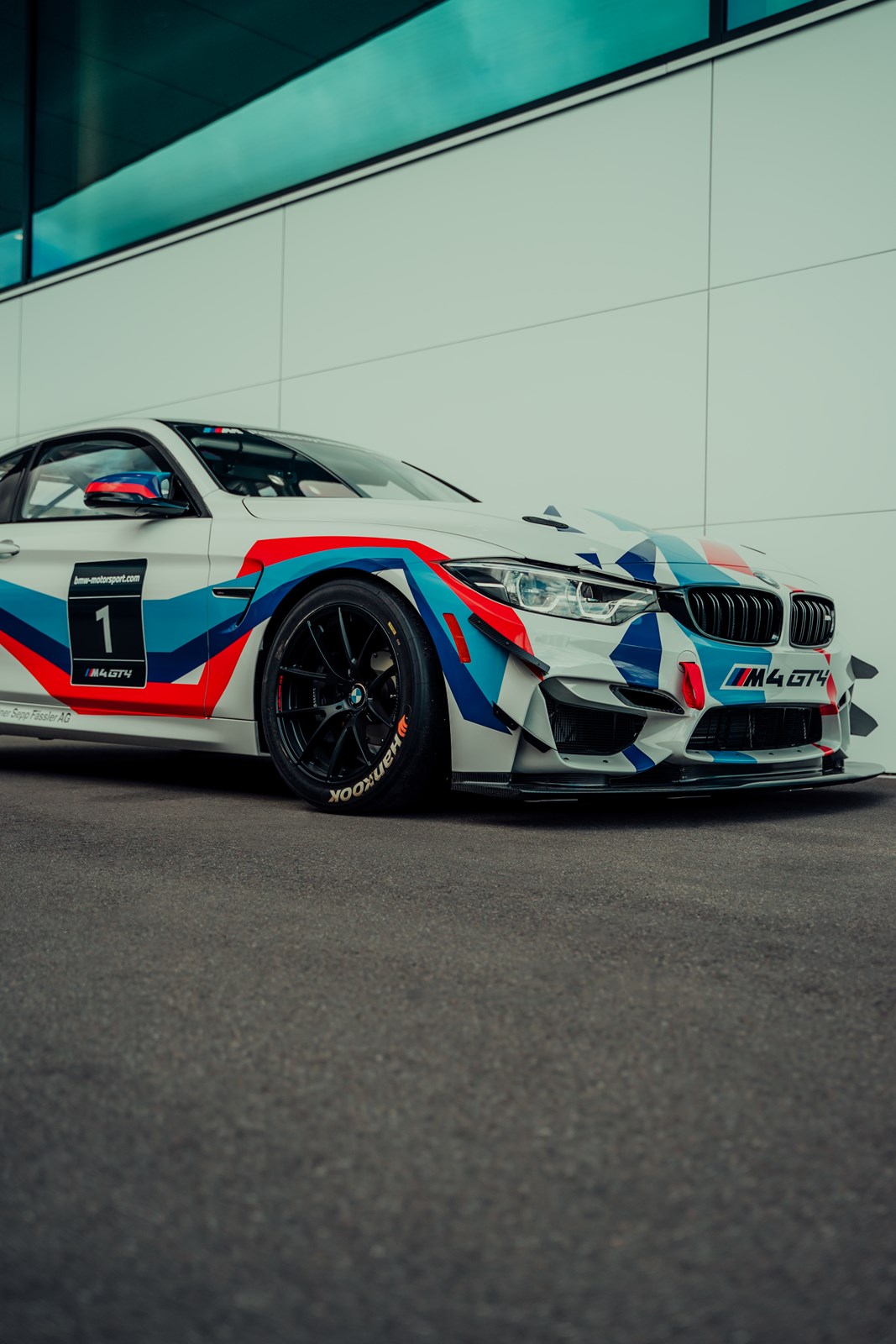 BMW M4 GT4 Rennfahrzeug-showroom-element-2