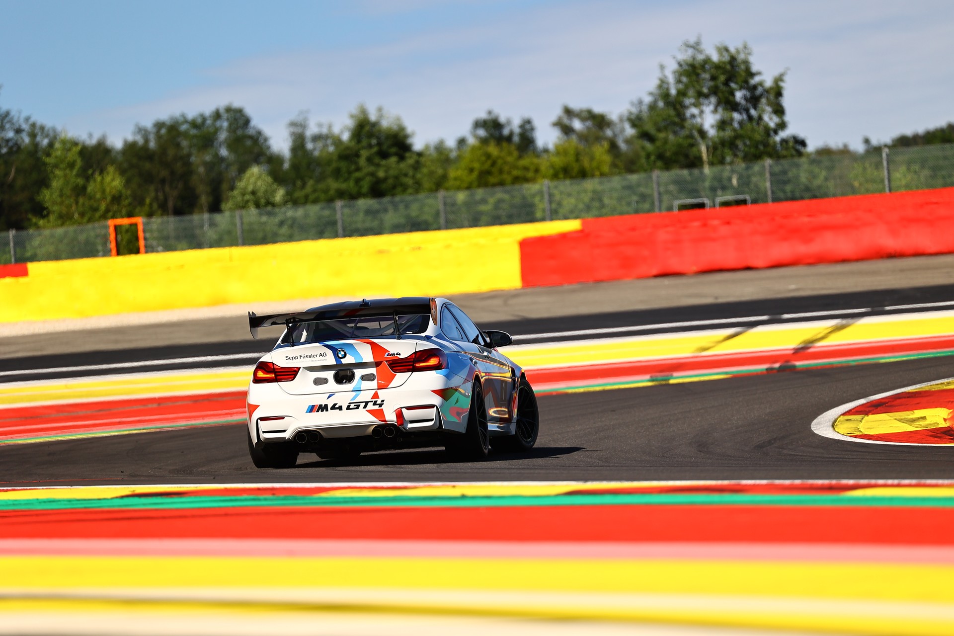BMW M4 GT4 Rennfahrzeug-image-17