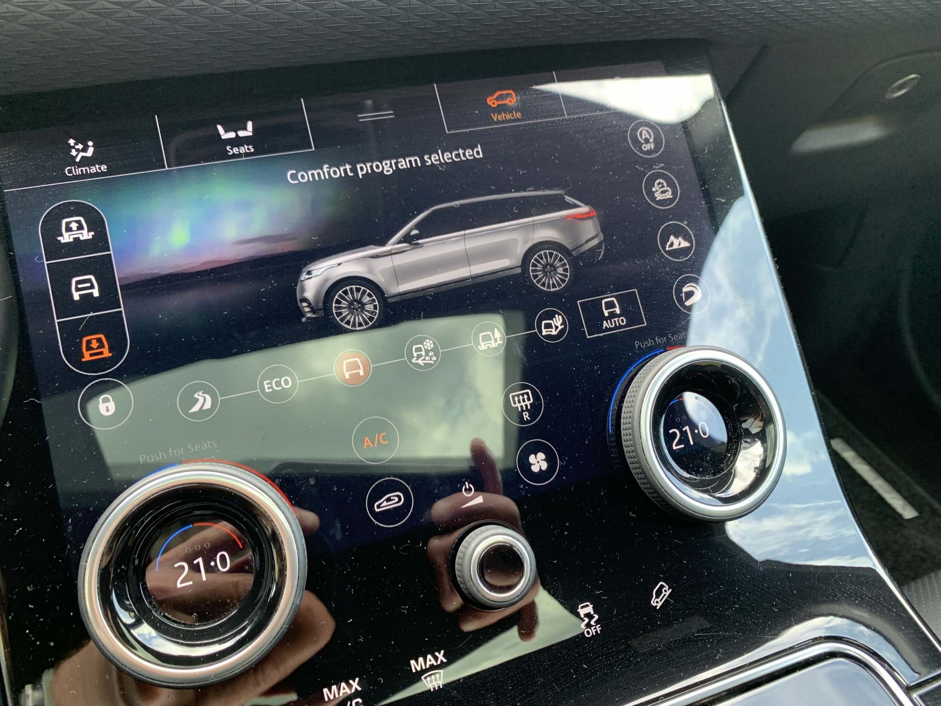 LAND ROVER Range Rover Velar 3.0 V6 R-Dynamic SE-image-10