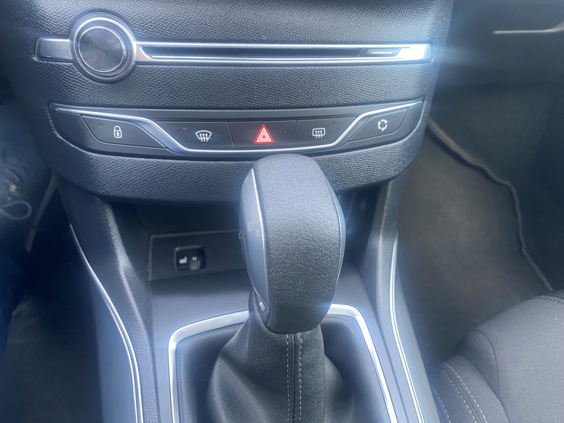 PEUGEOT 308 SW 1.2 THP Allure Automatic-image-5