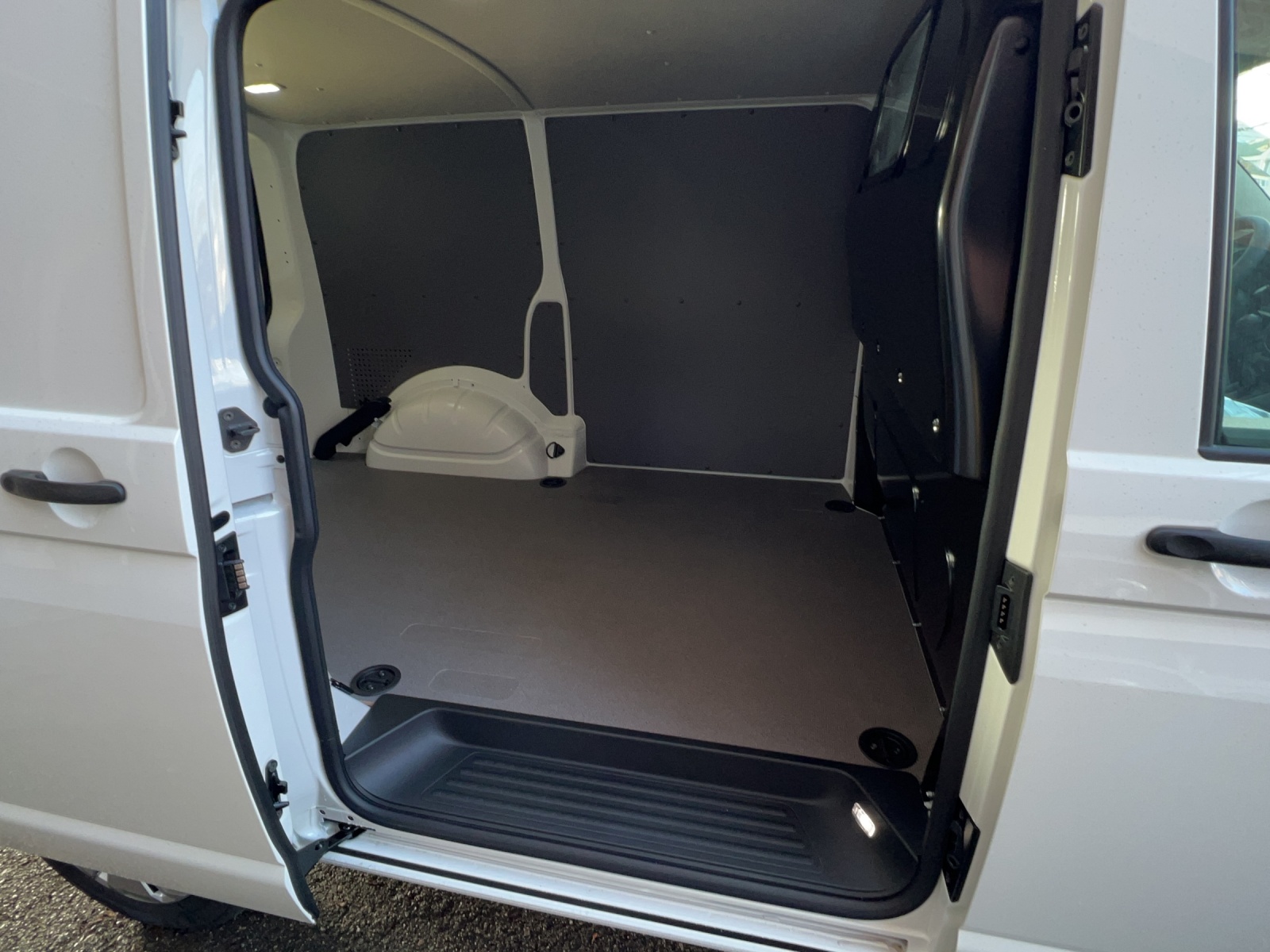 VW T6.1 2.0 TDI Entry-image-8
