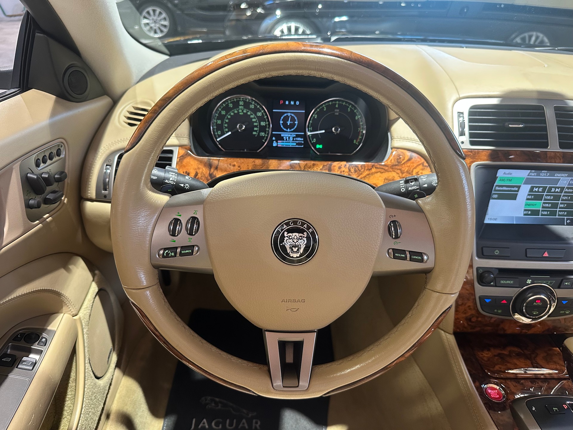 JAGUAR XK 4.2 V8 Convertible Automatic/Nahezu perfekter Zustand!Frisch ab grossem Service und frisch ab MFK!-image-14