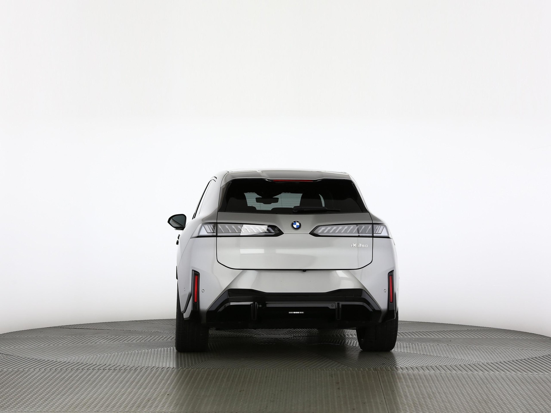 BMW iX3 50 xDrive-image-16
