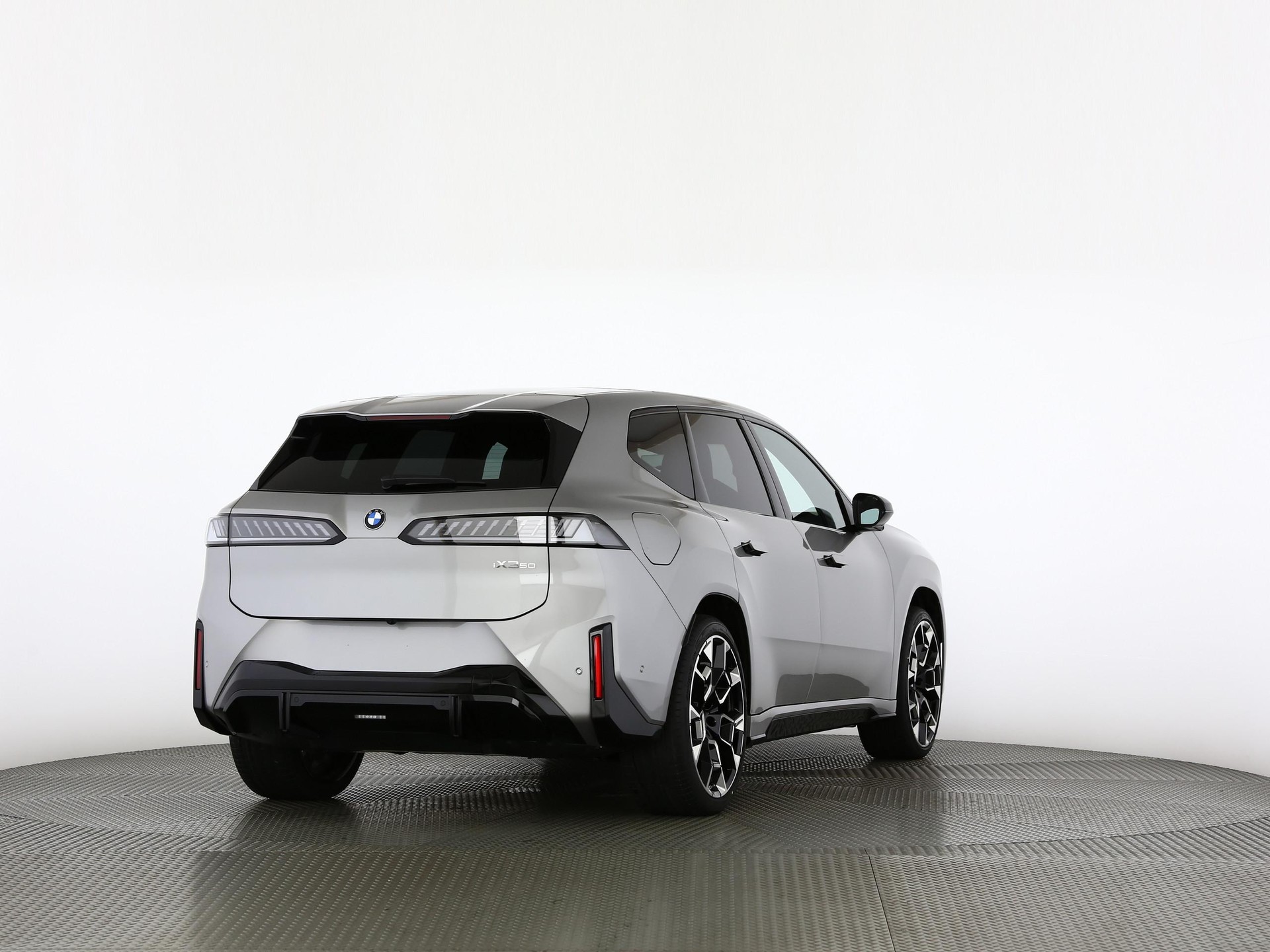 BMW iX3 50 xDrive-image-18