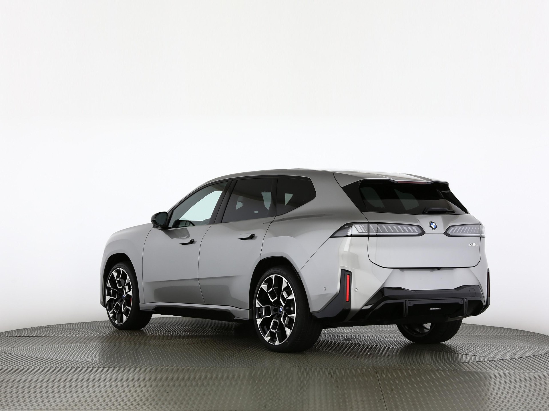 BMW iX3 50 xDrive-image-15
