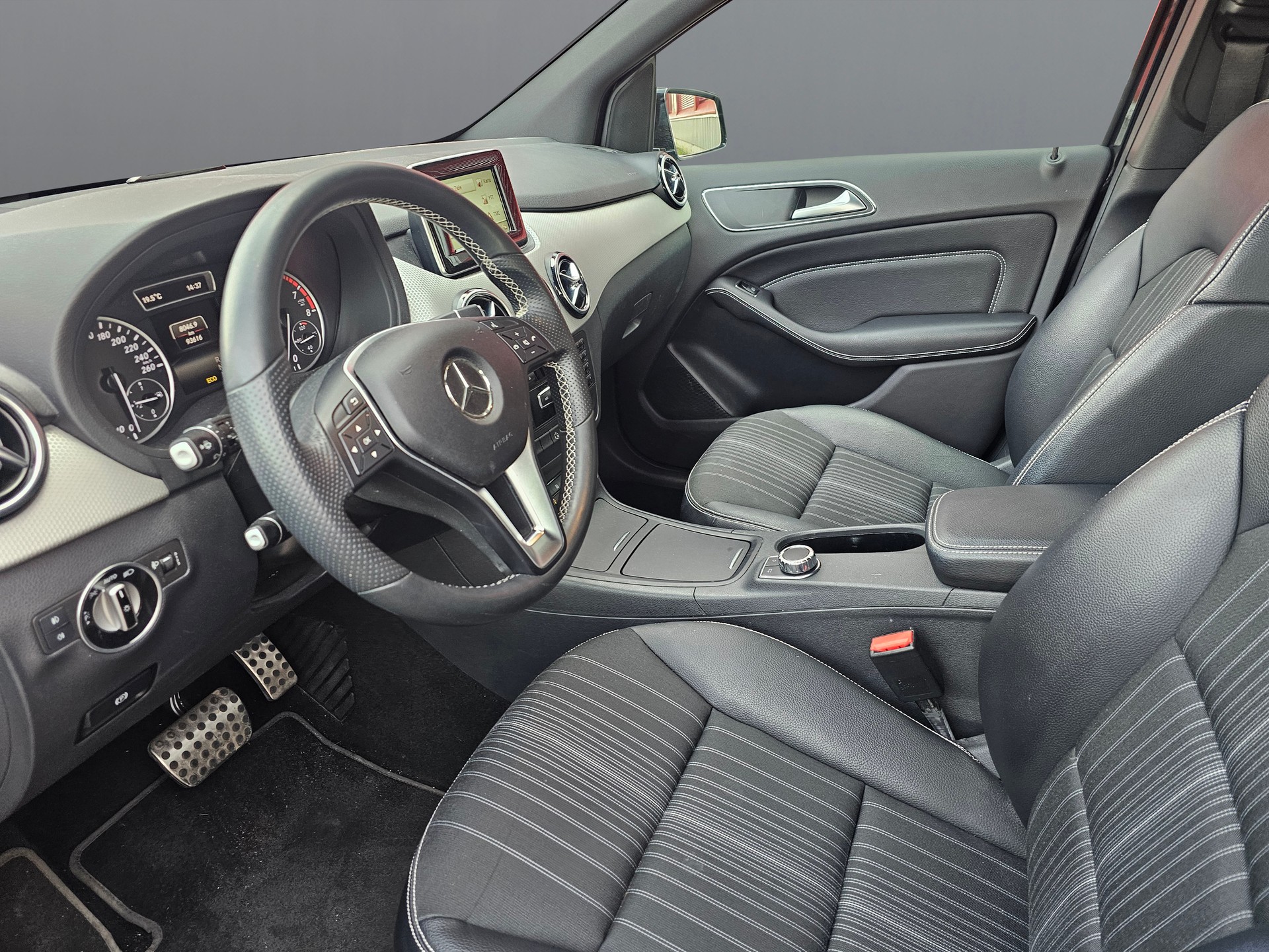 MERCEDES-BENZ B 180 7G-DCT-image-11