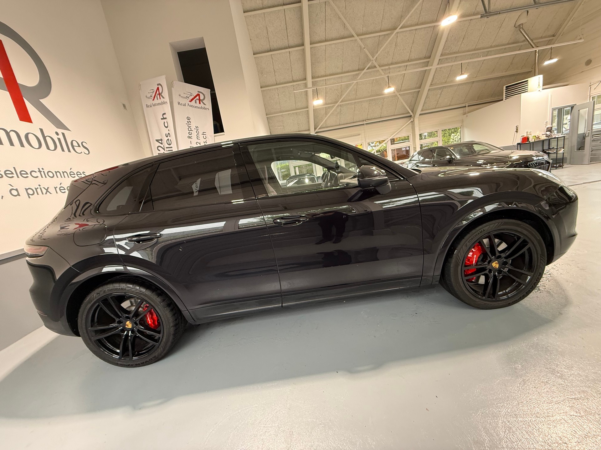PORSCHE Cayenne S Fullblack-image-3