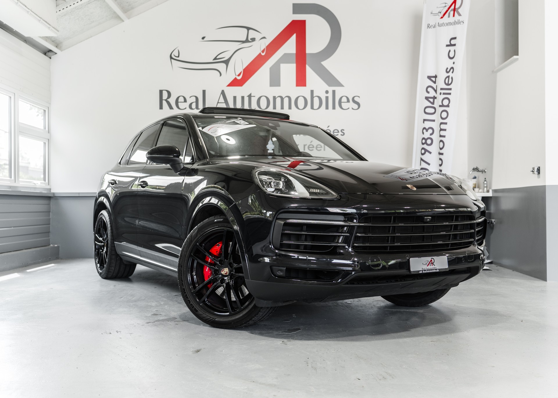 PORSCHE Cayenne S Fullblack-image-1
