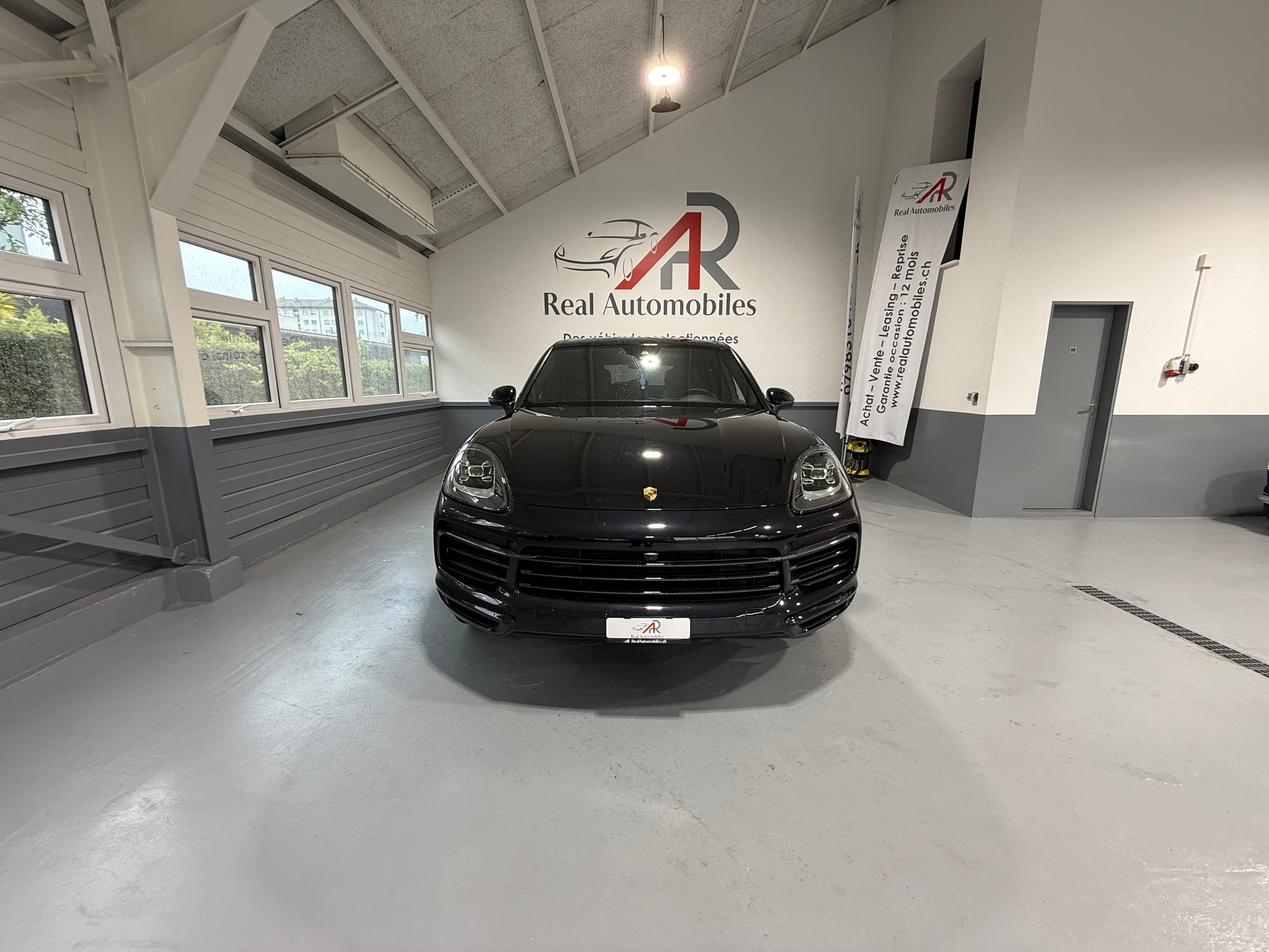 PORSCHE Cayenne S Fullblack-image-1