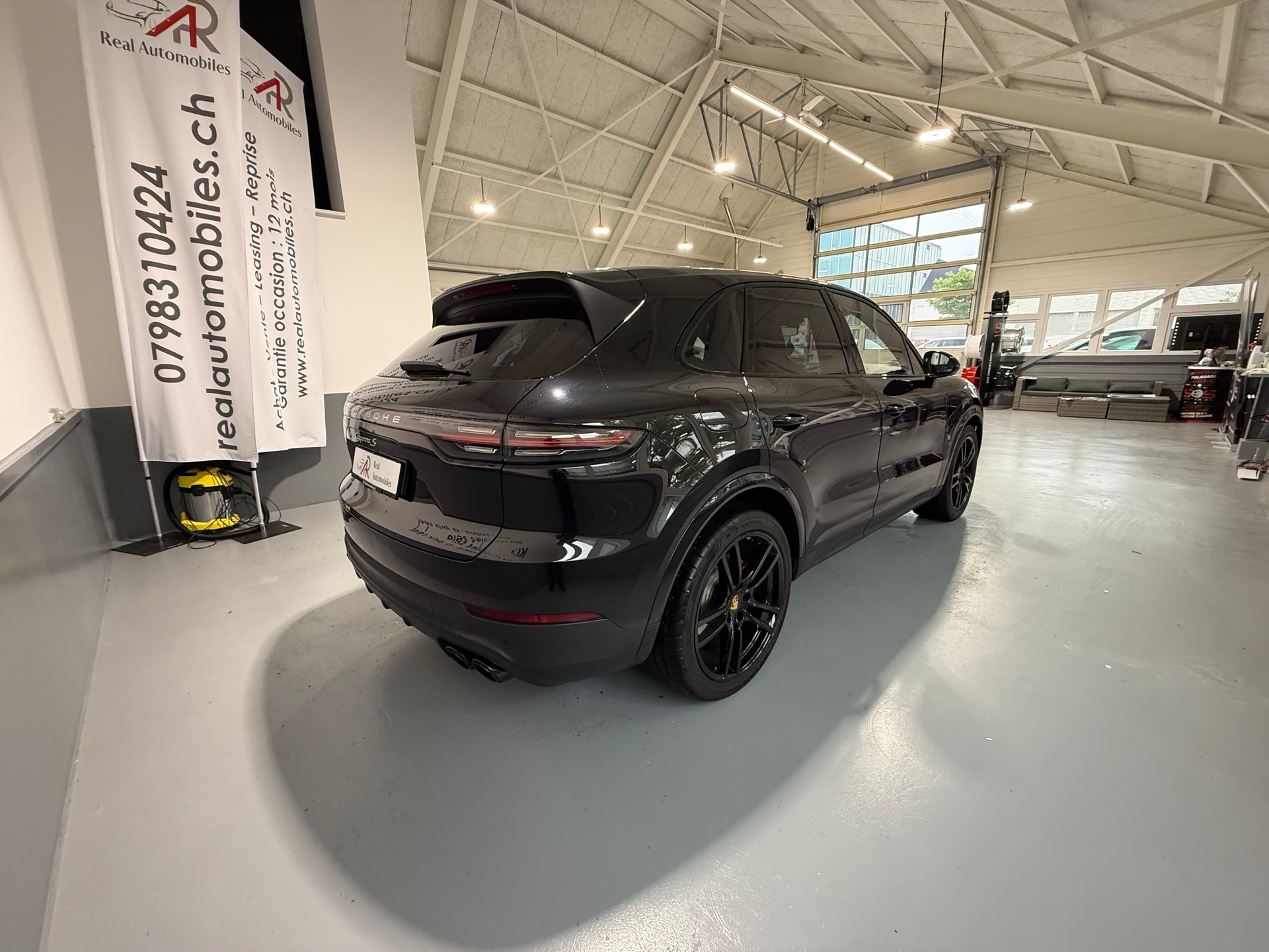 PORSCHE Cayenne S Fullblack-image-4