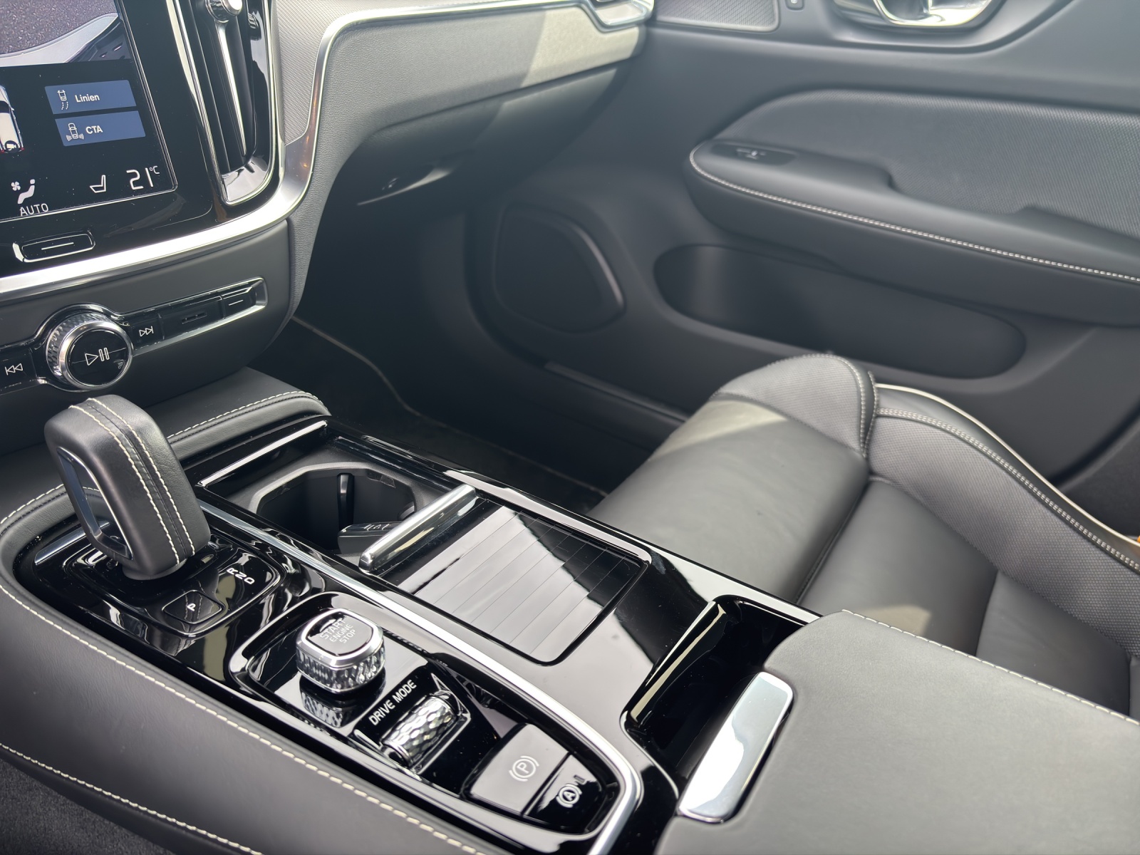 VOLVO V60 2.0 T8 TE Polestar eAWD-image-9