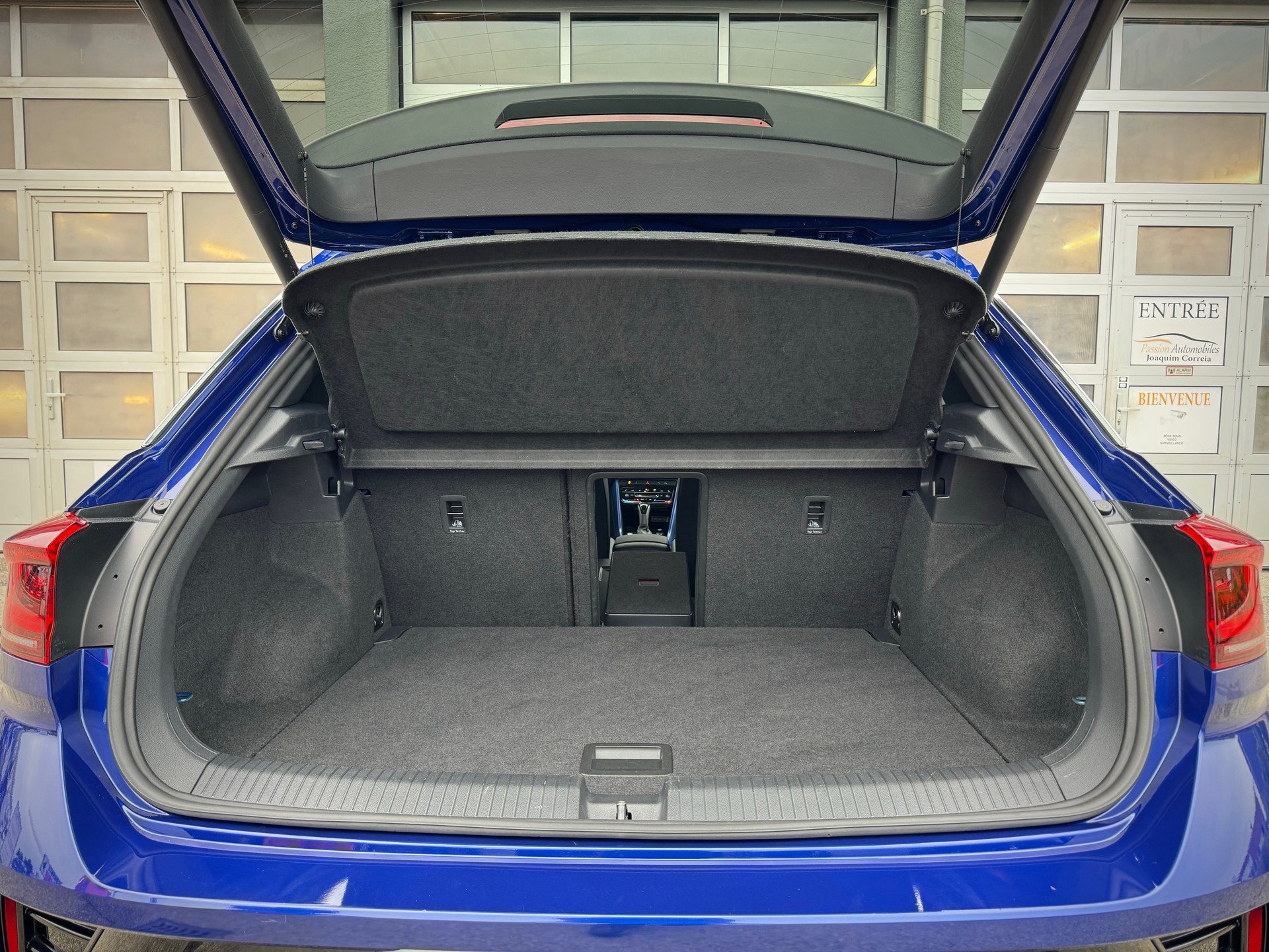 VW T-Roc 2.0 TSI R DSG 4Motion - Véhicule Suisse (CH)-image-14