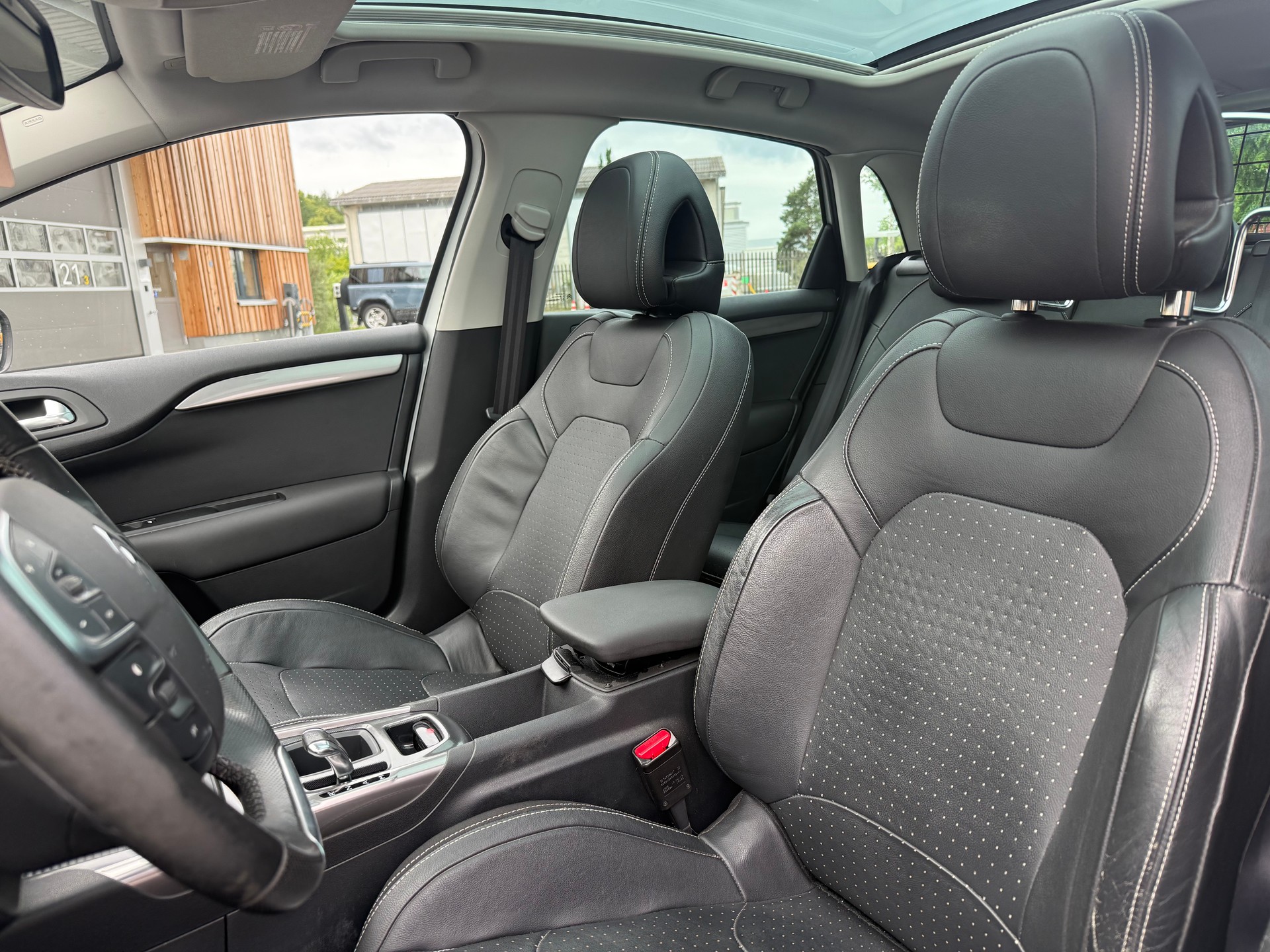 CITROEN C4 Berline 1.6 e-HDi Exclusive EGS6-image-9