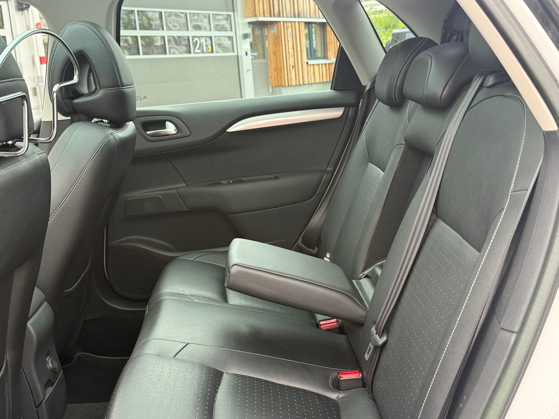 CITROEN C4 Berline 1.6 e-HDi Exclusive EGS6-image-10