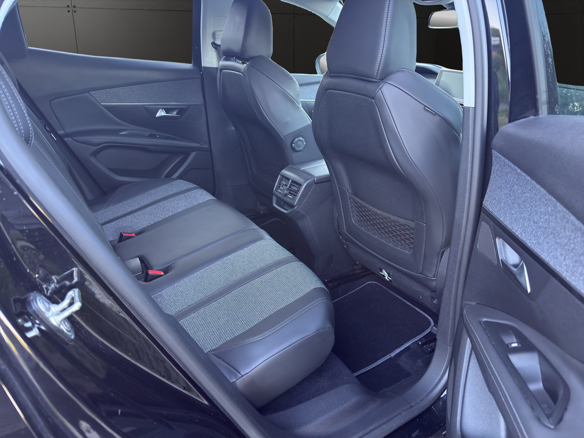 PEUGEOT 3008 1.2 PureTech Business Line EAT-image-14