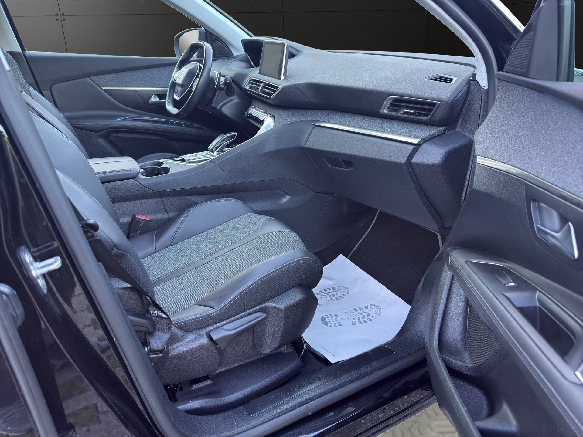 PEUGEOT 3008 1.2 PureTech Business Line EAT-image-13