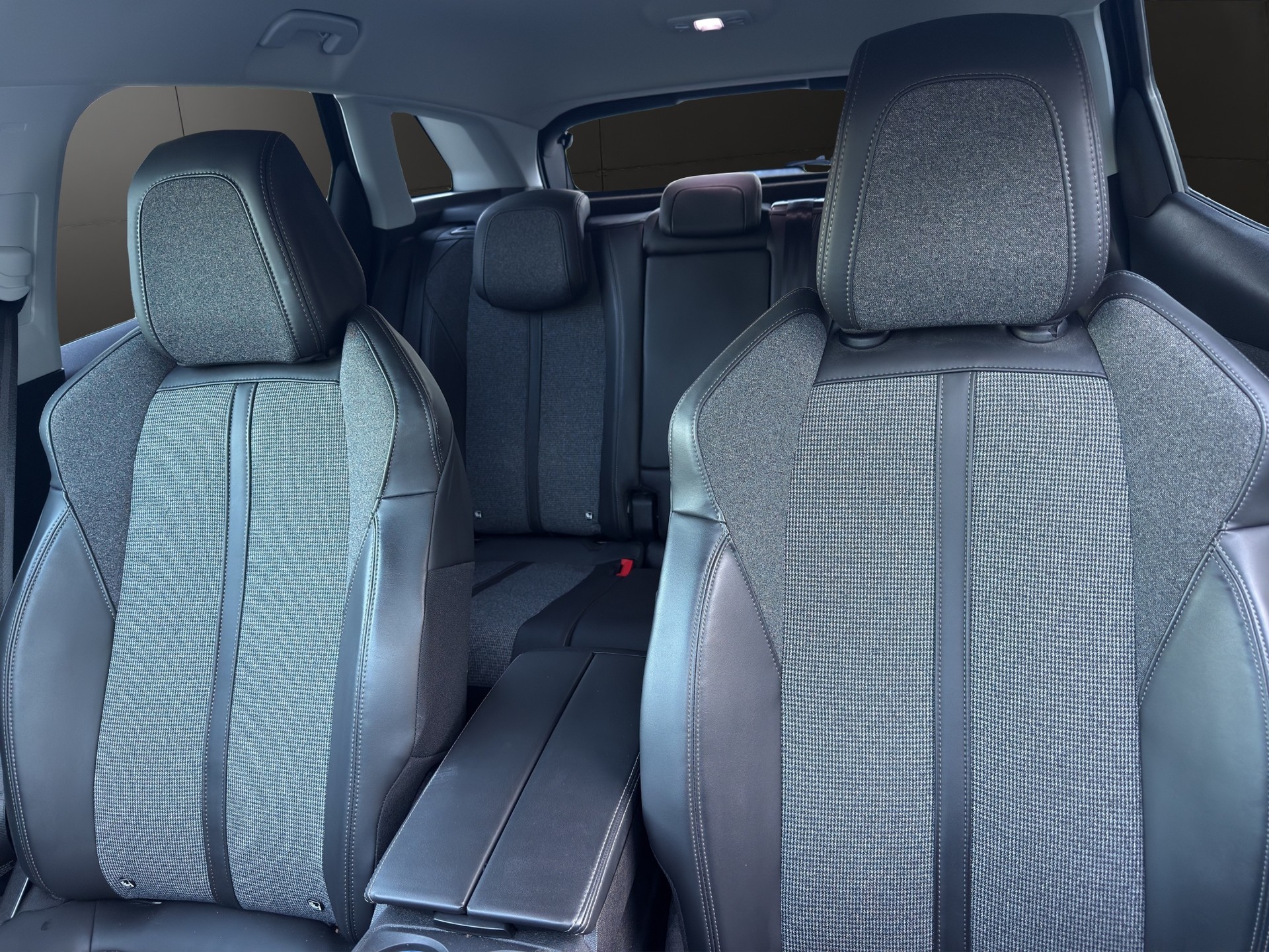 PEUGEOT 3008 1.2 PureTech Business Line EAT-image-15