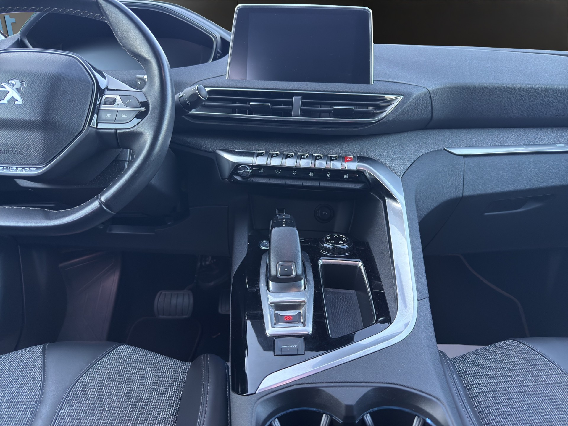 PEUGEOT 3008 1.2 PureTech Business Line EAT-image-12