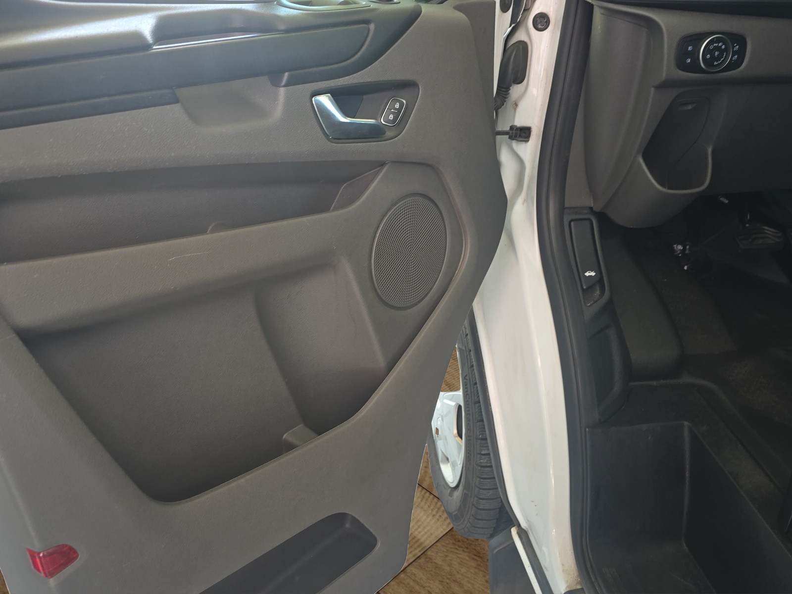 FORD Transit Custom Van 300 L1H1 Trend A-image-18