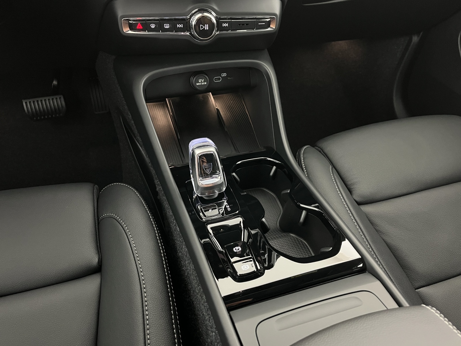 VOLVO XC40 2.0 B3 MH Plus Dark-image-15