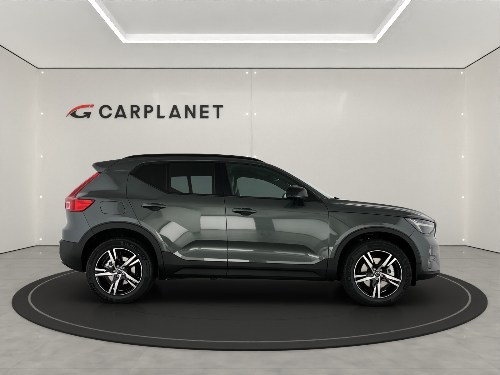 VOLVO XC40 2.0 B3 MH Plus Dark-showroom-element-2