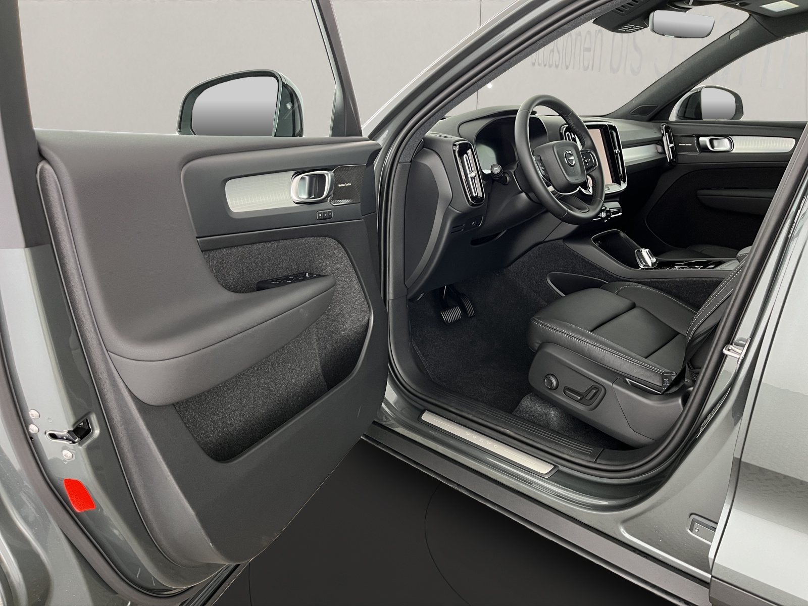 VOLVO XC40 2.0 B3 MH Plus Dark-image-7