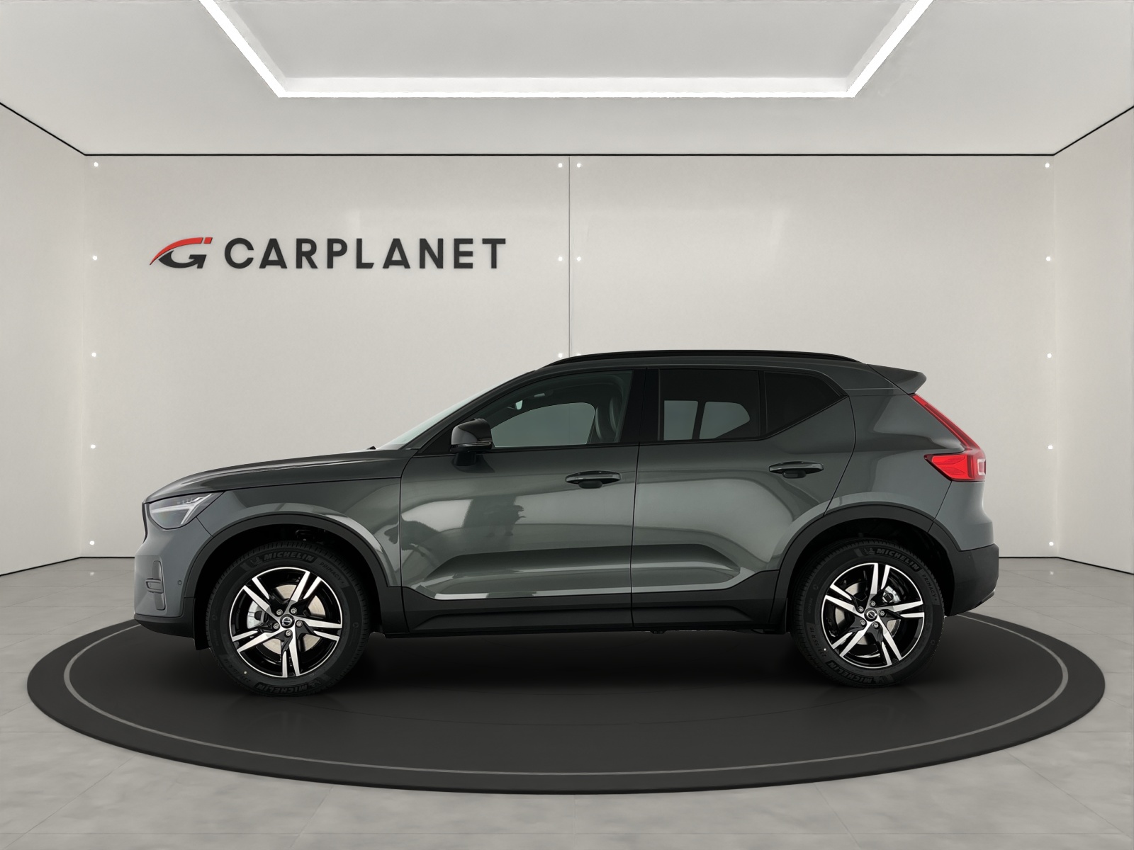 VOLVO XC40 2.0 B3 MH Plus Dark-showroom-element-1