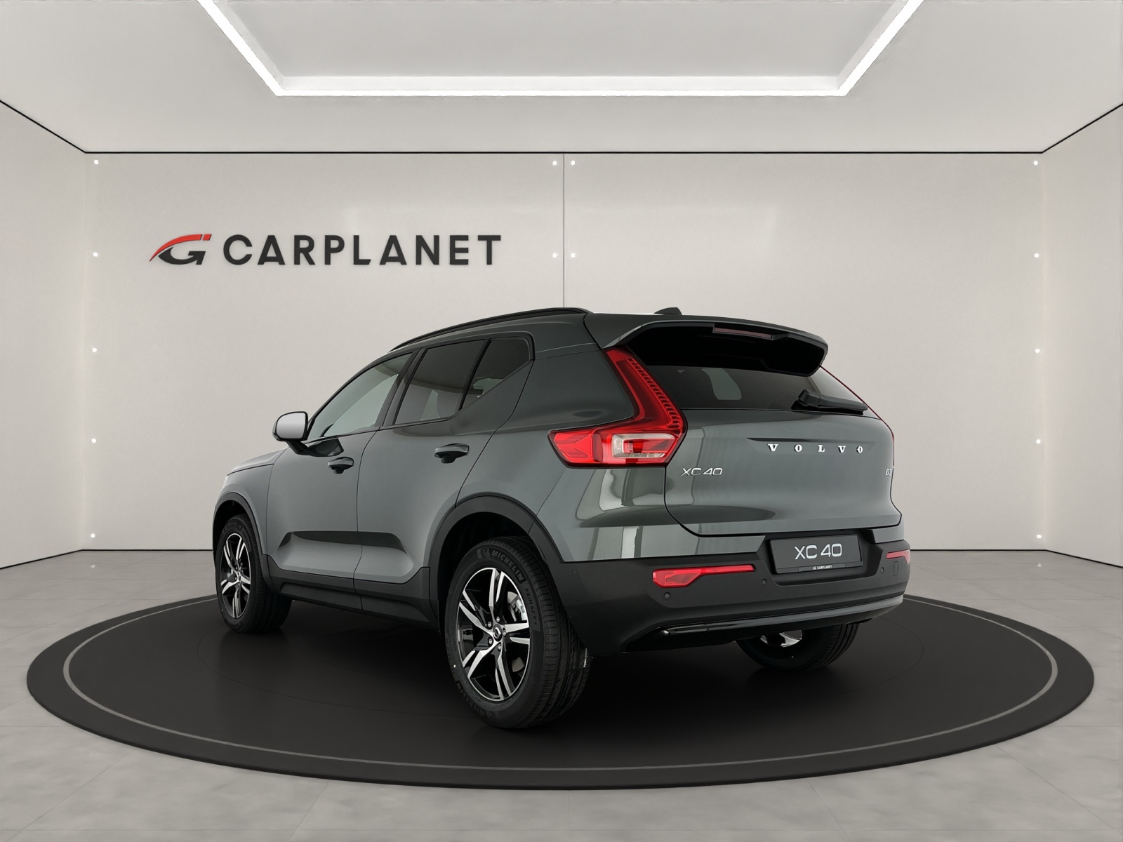 VOLVO XC40 2.0 B3 MH Plus Dark-showroom-element-3