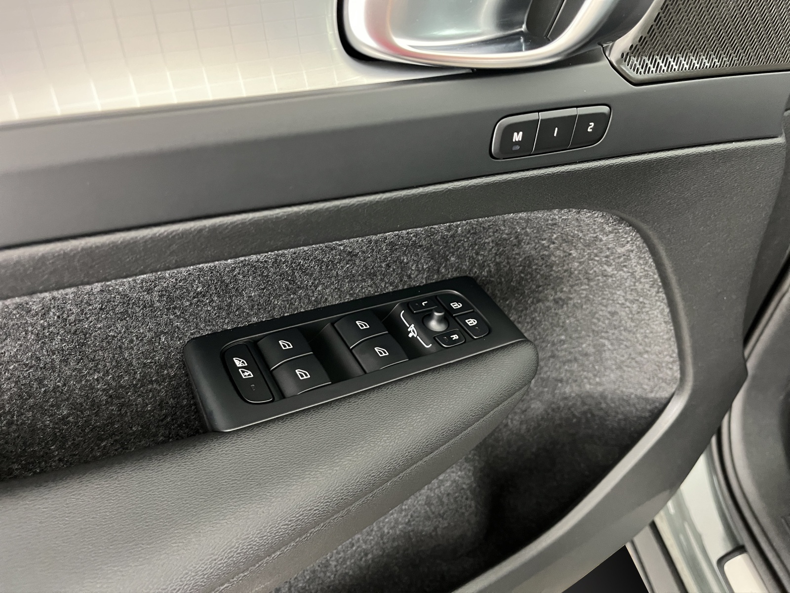 VOLVO XC40 2.0 B3 MH Plus Dark-image-16