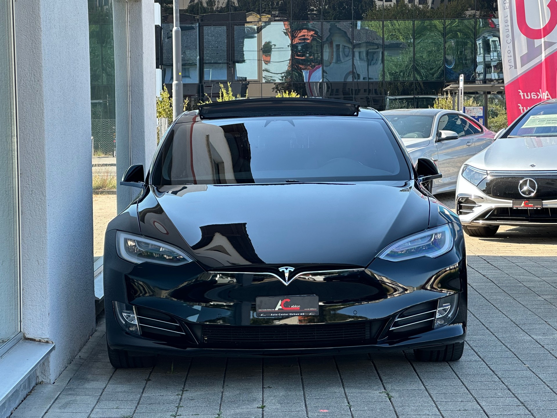 TESLA Model S 100 D-showroom-element-3