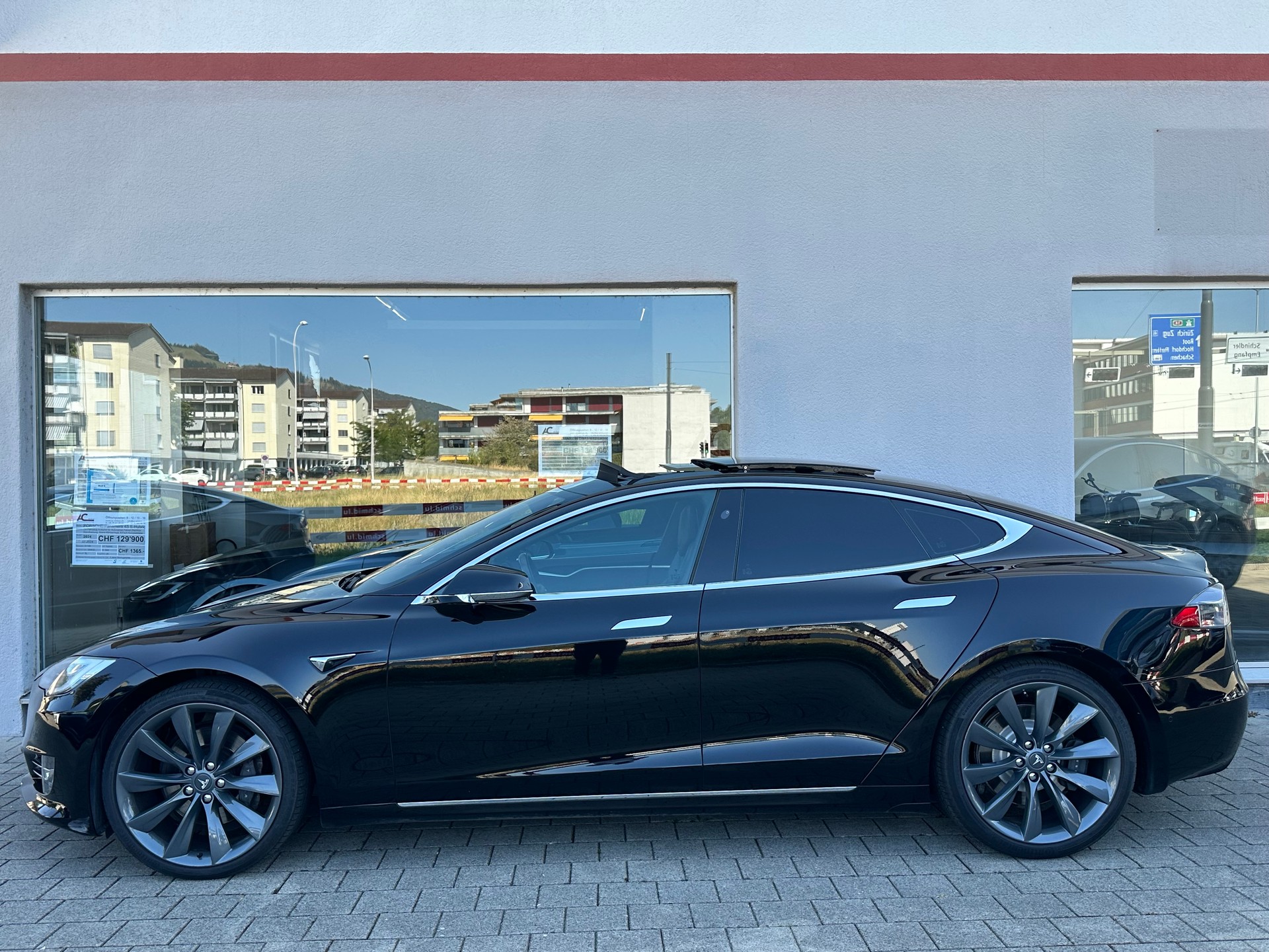 TESLA Model S 100 D-showroom-element-1