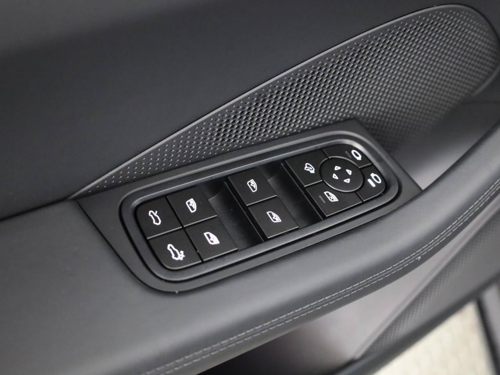PORSCHE Macan 4-image-17