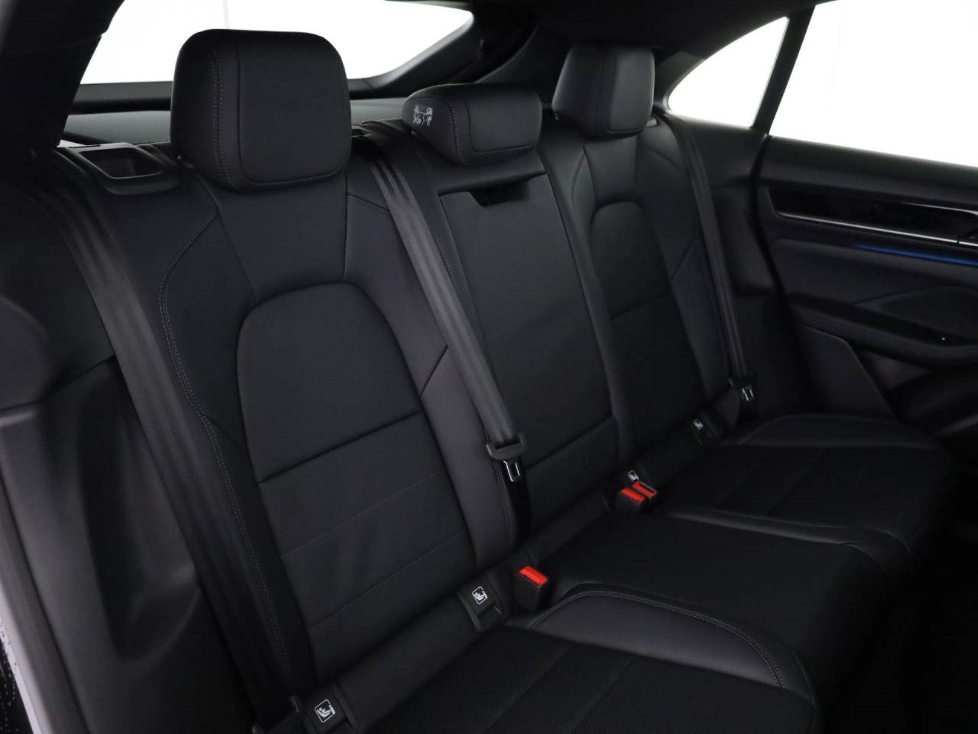 PORSCHE Macan 4-image-18