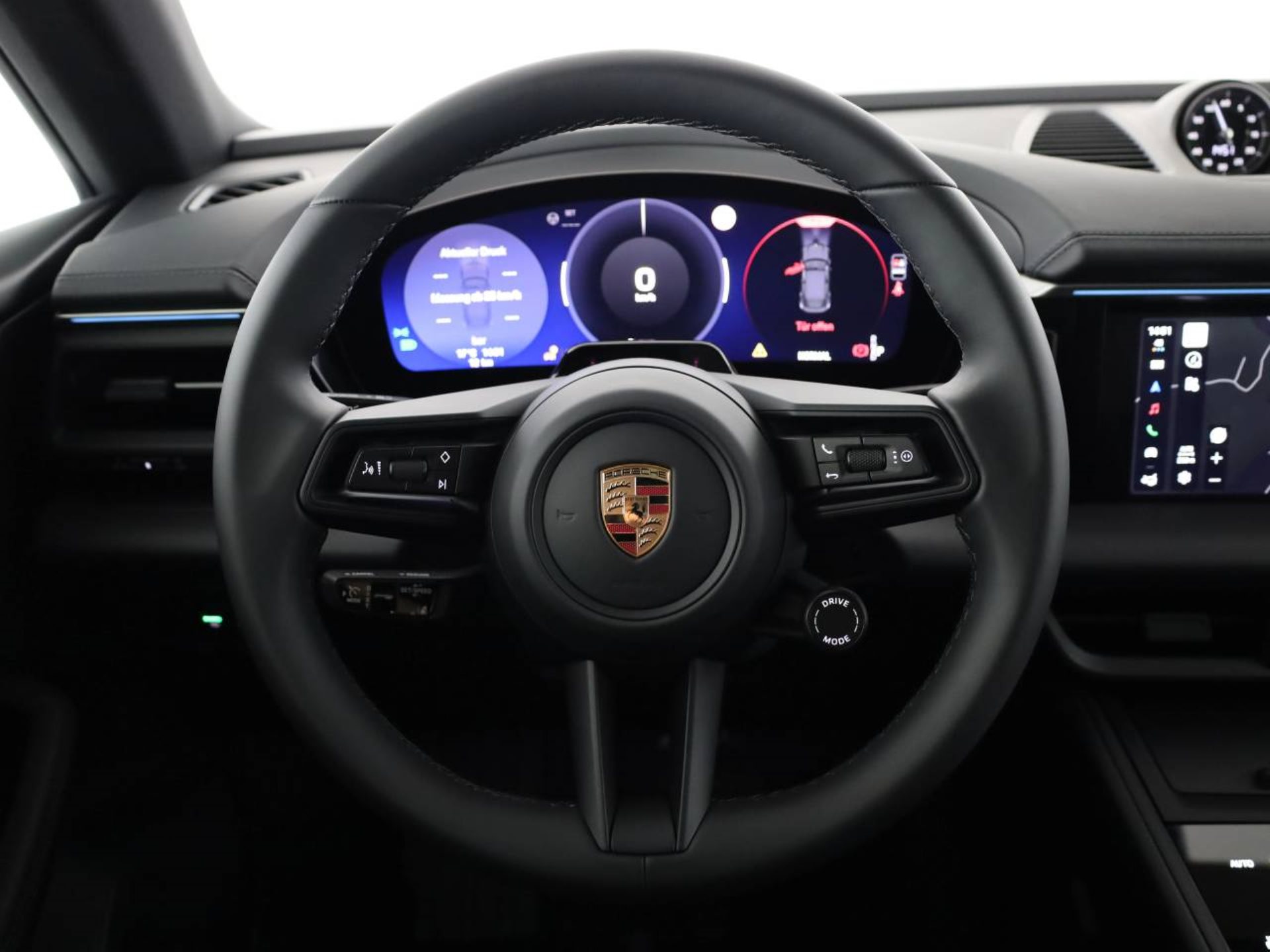PORSCHE Macan 4-showroom-element-3
